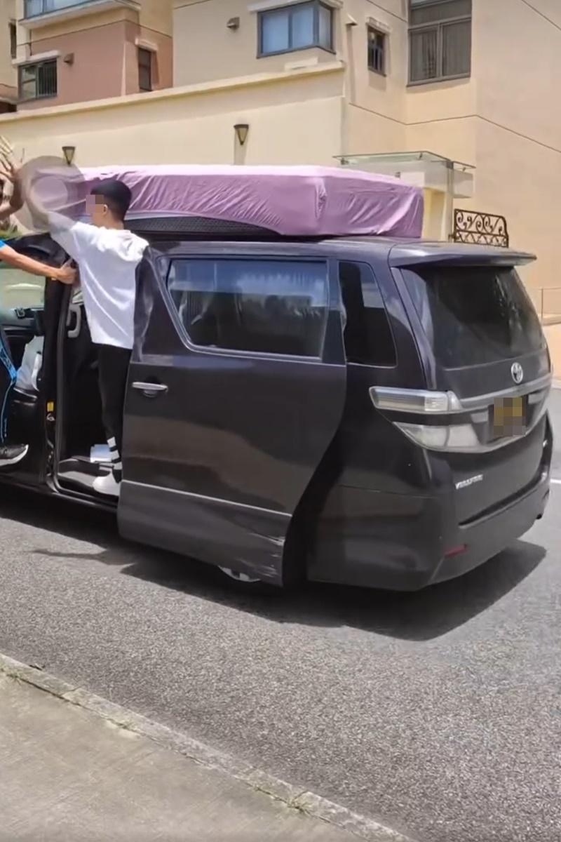 有男子乘搭七人車期間打開門並站出車外,過程險象環生。(網上影片截圖)