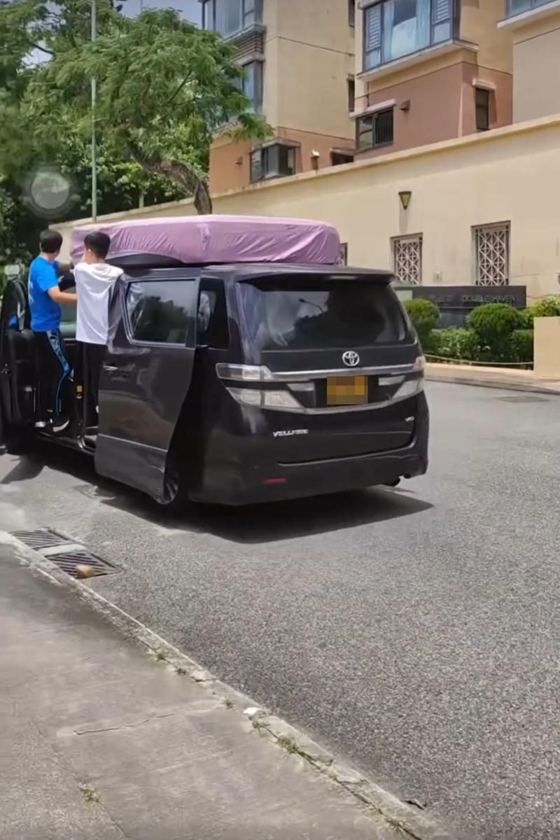 有男子乘搭七人車期間打開門並站出車外,過程險象環生。(網上影片截圖)