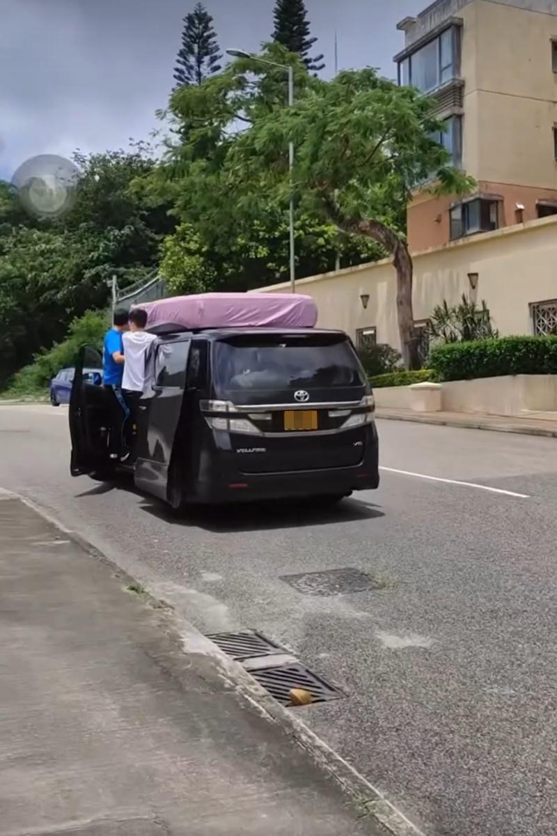 有男子乘搭七人車期間打開門並站出車外,過程險象環生。(網上影片截圖)