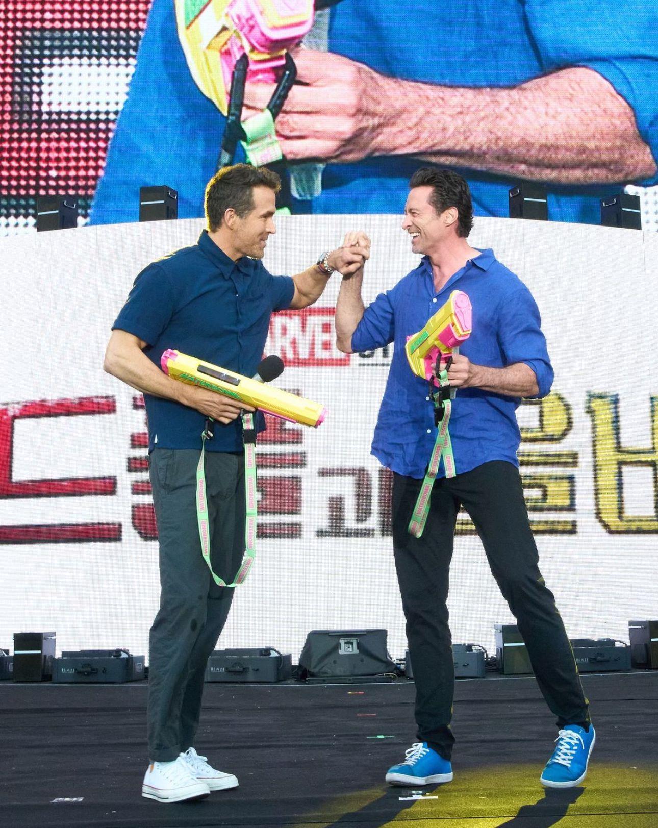 賴恩雷諾士、曉治積曼手執水槍驚喜站台。