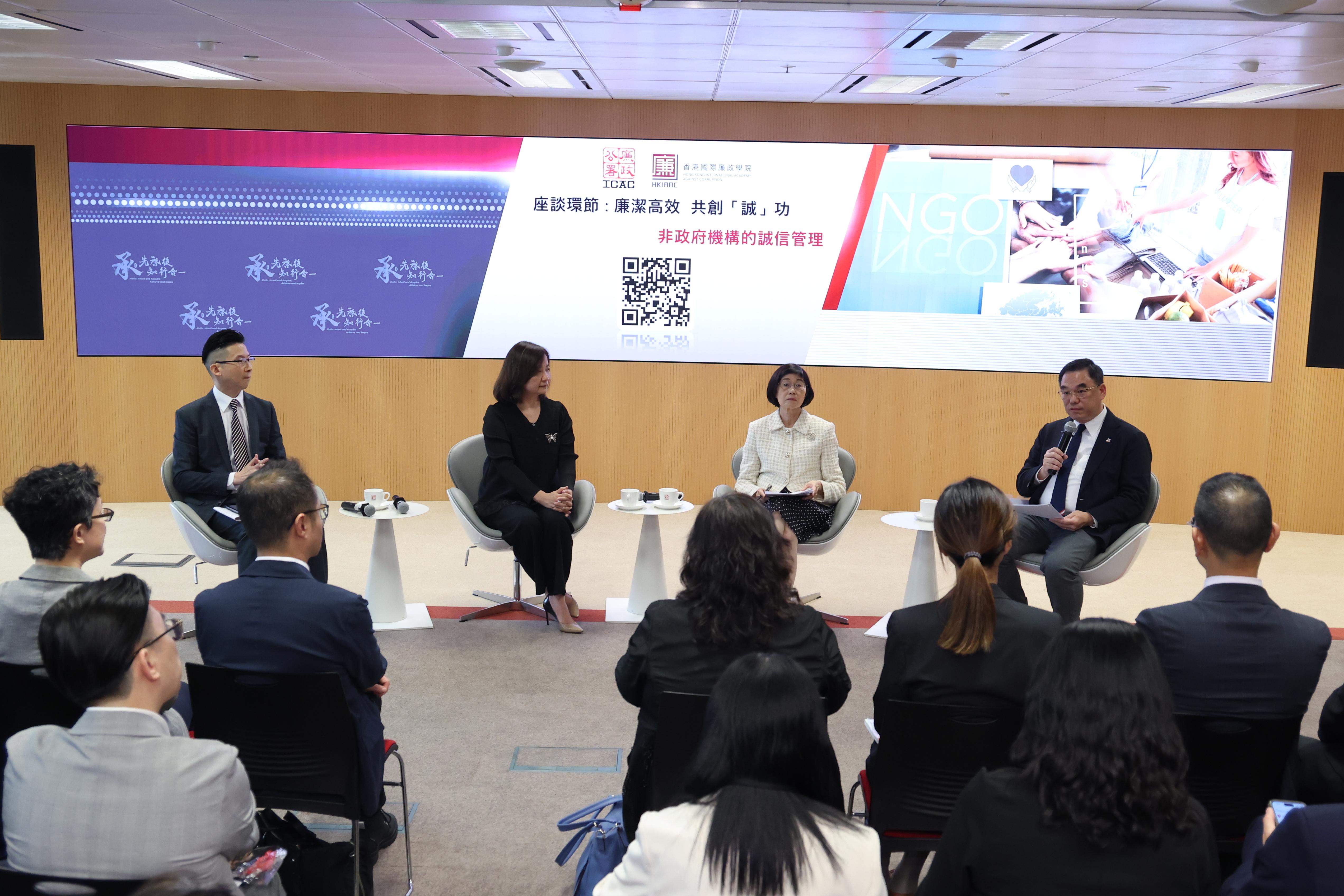 約30間本地大型非政府機構高級管理人員完成廉政學院首次舉辦的「非政府機構反貪專業課程」。(廉署)