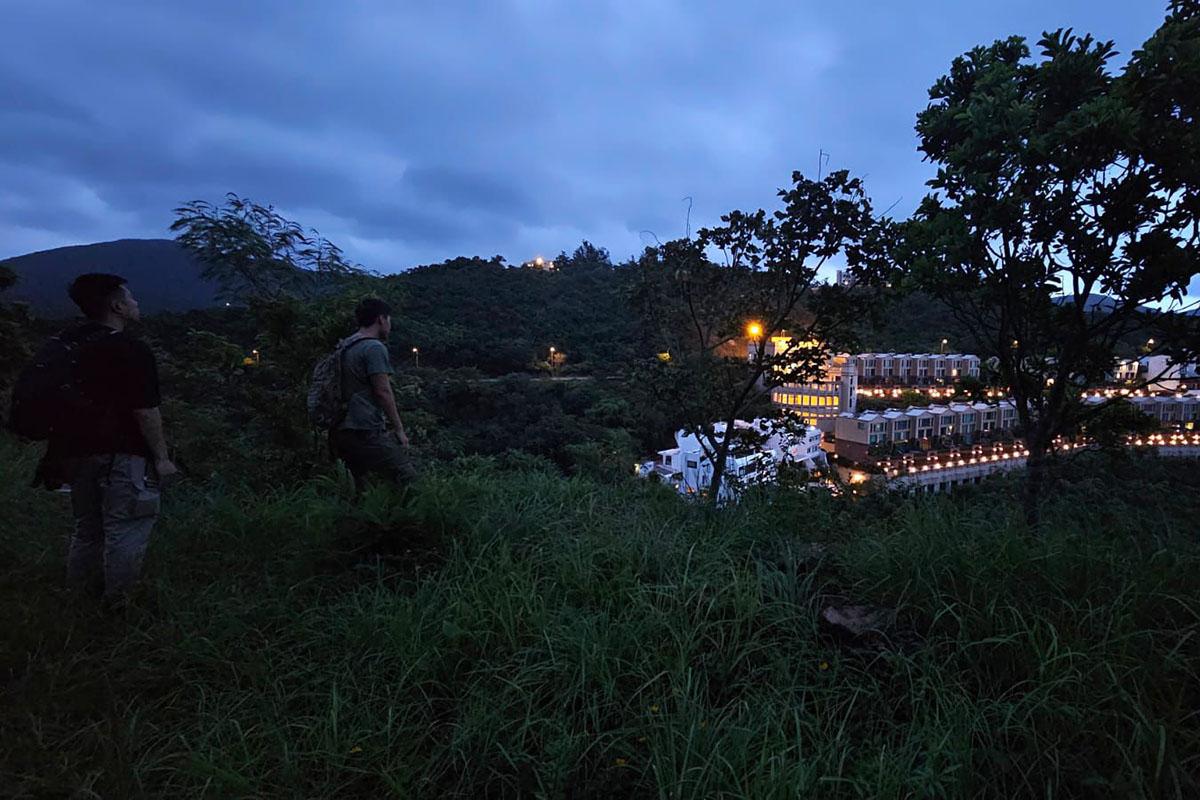 警方趁長假期在西半山及南區屋苑一帶山坡,展開反爆竊行動。(警方圖片)