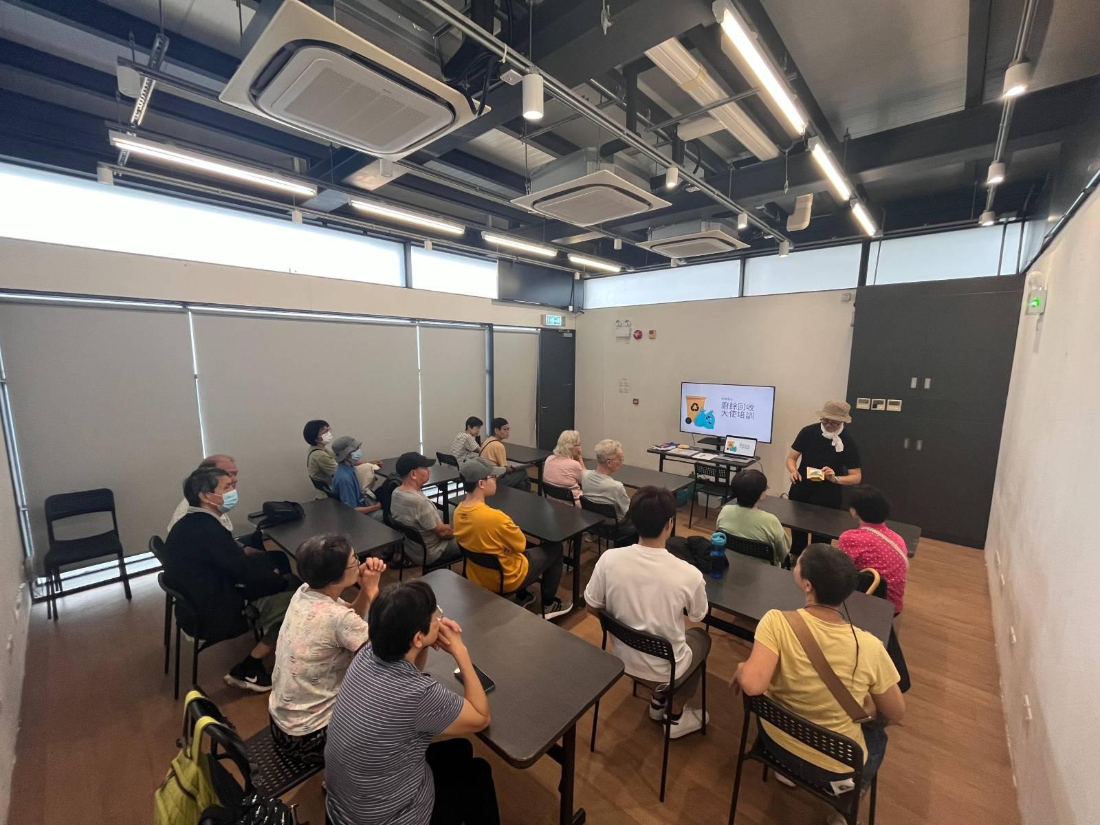 「餘樂農社」項目培訓數十名大使及義工,協助合作餐廳回收廚餘。(受訪者提供)