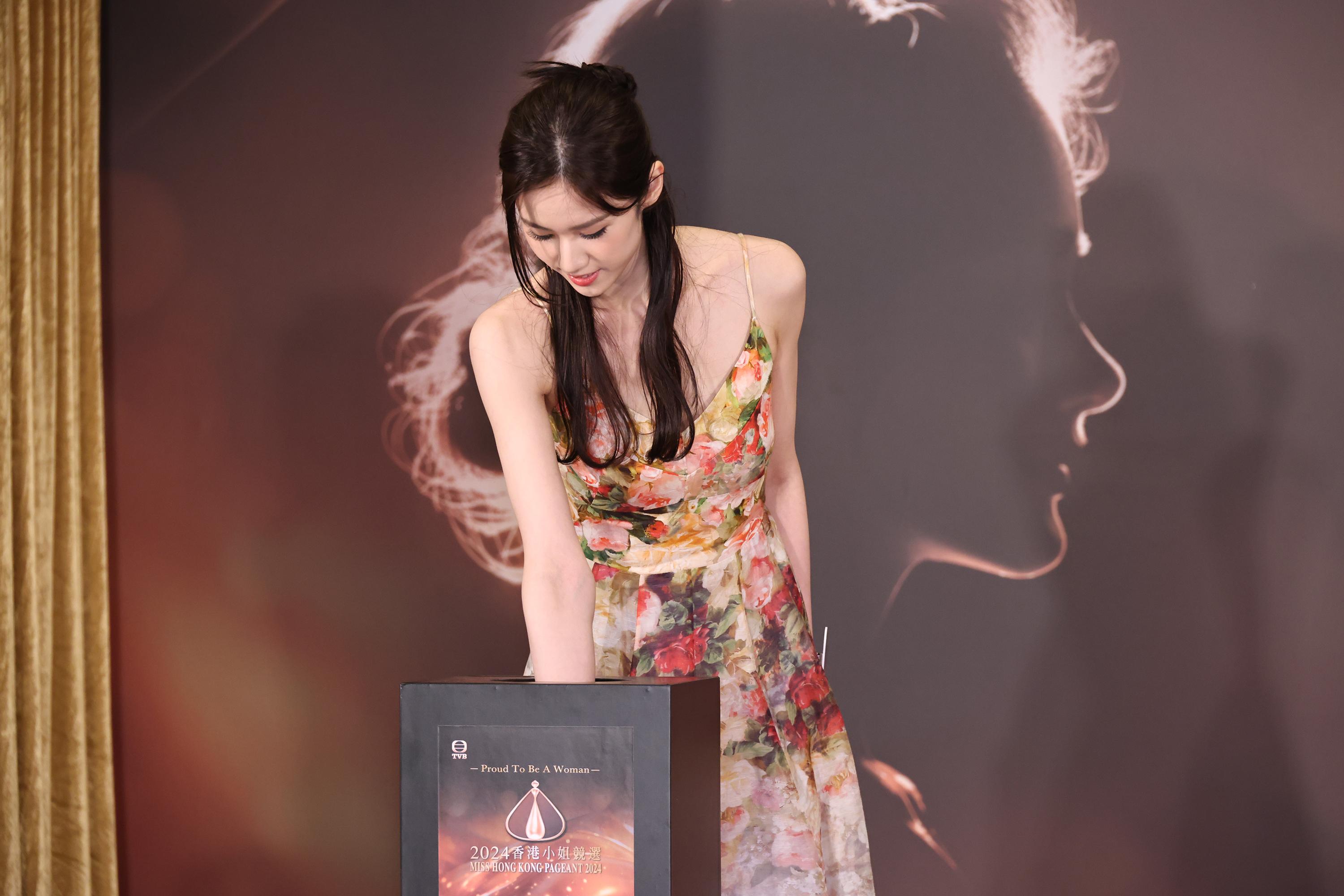 14號楊梓瑤,能操6種語言,身高有179 cm,學歷是北京電影學校。