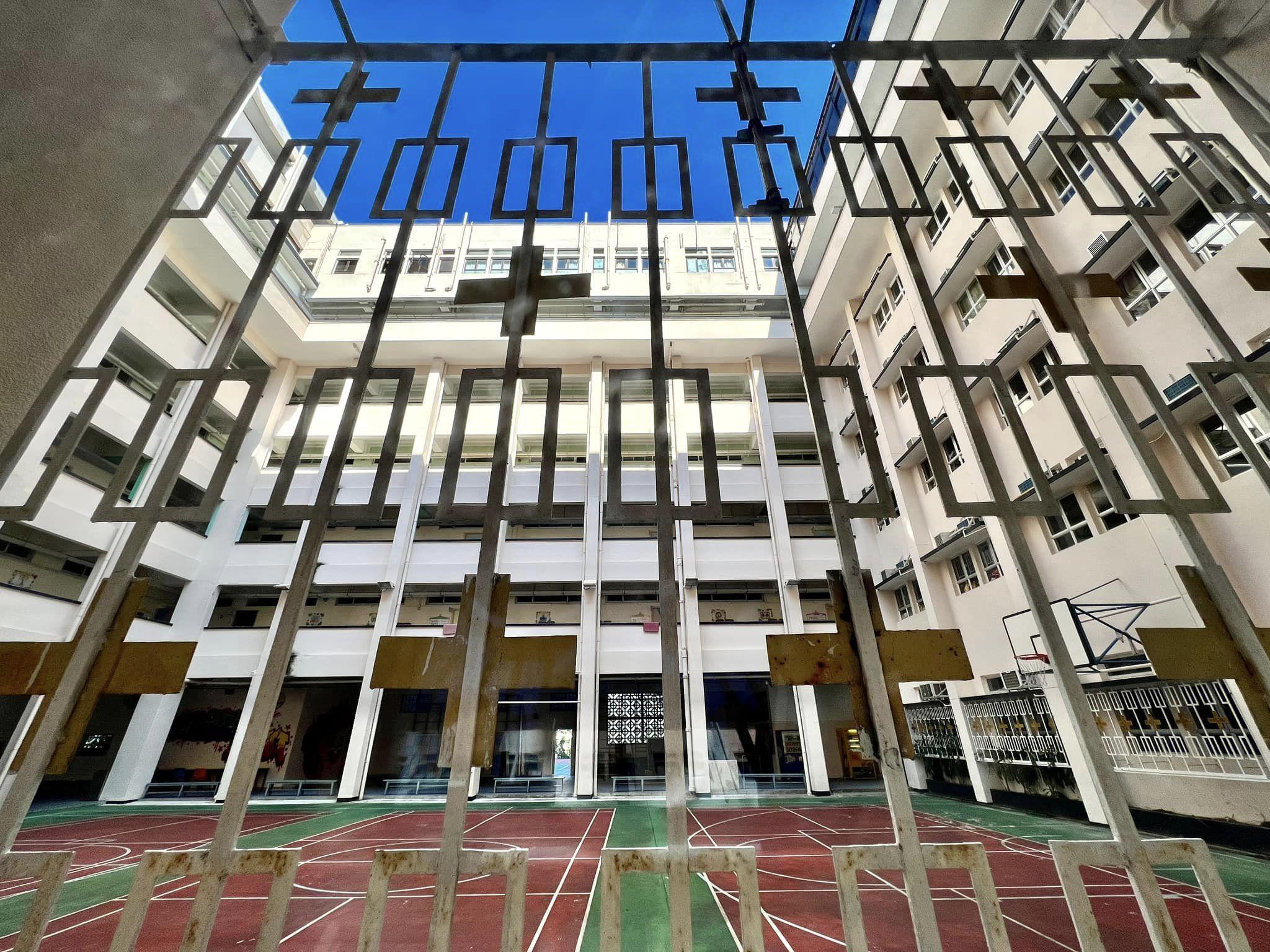 玫瑰崗舊生會原定於周日(7月14日)在母校禮堂舉行告別儀式,惟惟母校指近數周幾已開始在校舍各處進行不同的裝修工程,校監關注活動的風險和安全管理,包括提供購買保險證明,舊生會因未能夠在短時間做到所有要求,故最終宣布取消活動。(玫瑰崗舊生會FB)