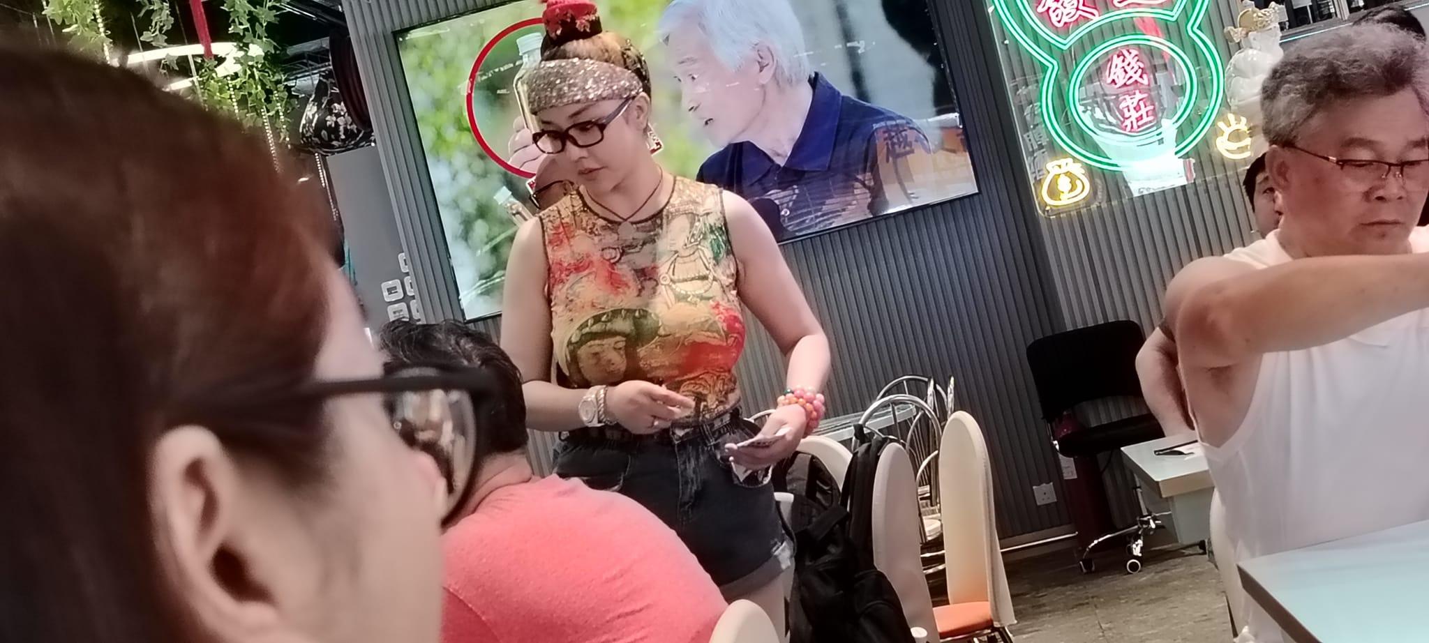 有網民在新店見到老闆娘穿上緊心背心打點。