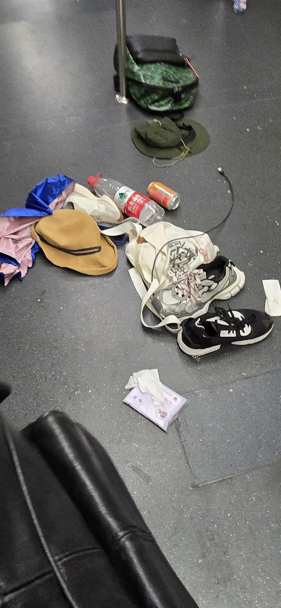 有網民6月29日在Facebook群組「香港突發事故報料區」上載4張在港鐵車廂內拍攝的照片,可見車廂地下散遍雜物。