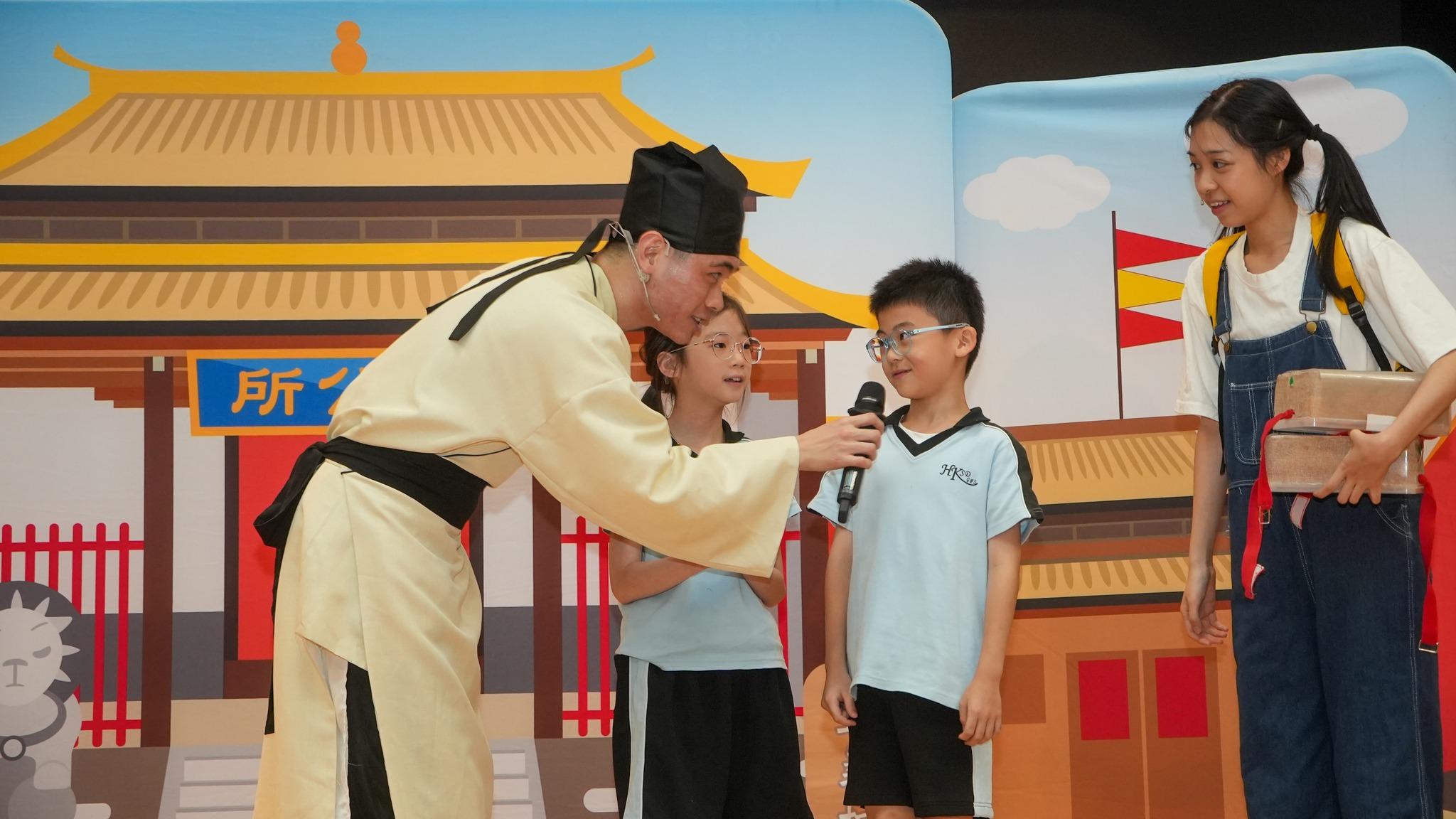 律政司司長林定國到香港南區官立小學,與逾百名小一至小三學生欣賞兩套推廣法治的話劇。(林定國FB)