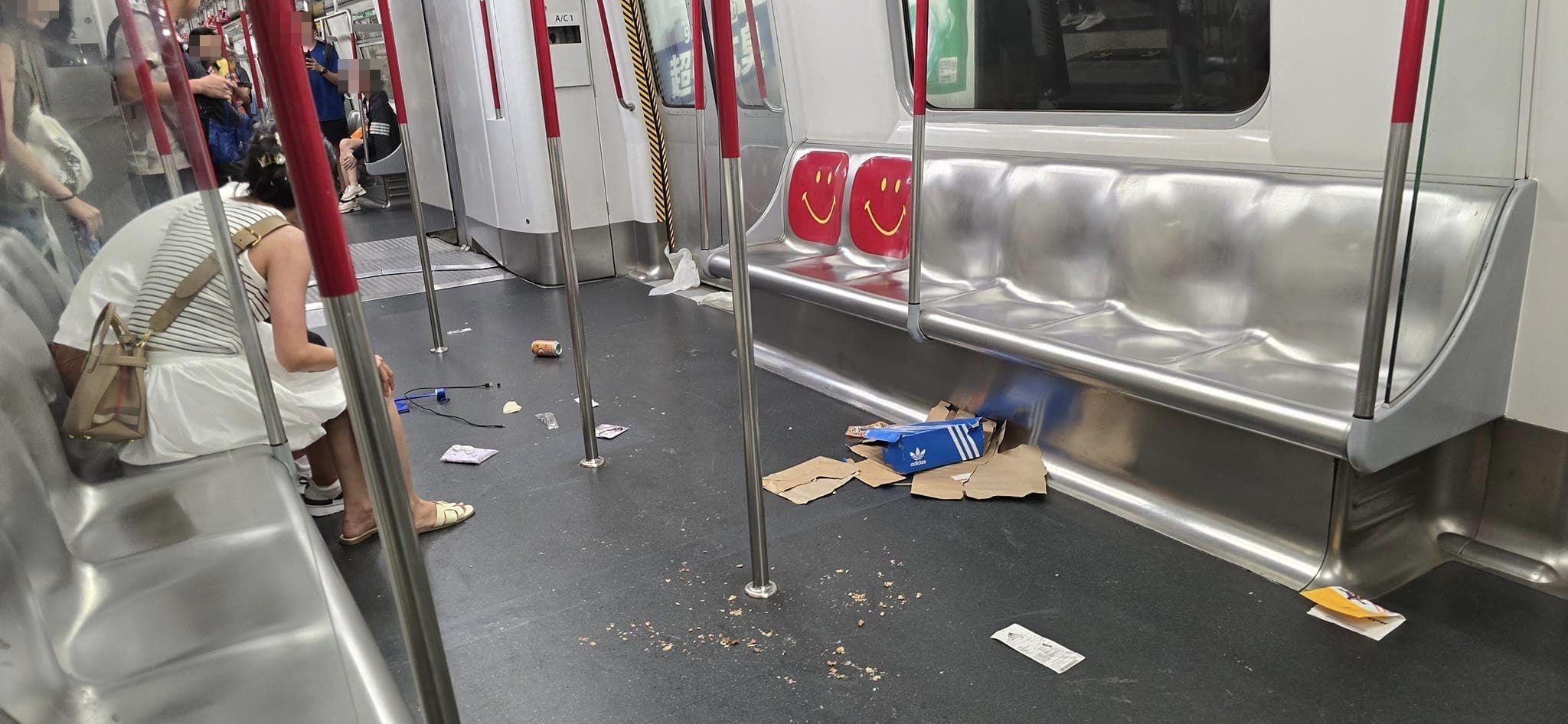 有網民6月29日在Facebook群組「香港突發事故報料區」上載4張在港鐵車廂內拍攝的照片,可見車廂地下散遍雜物。