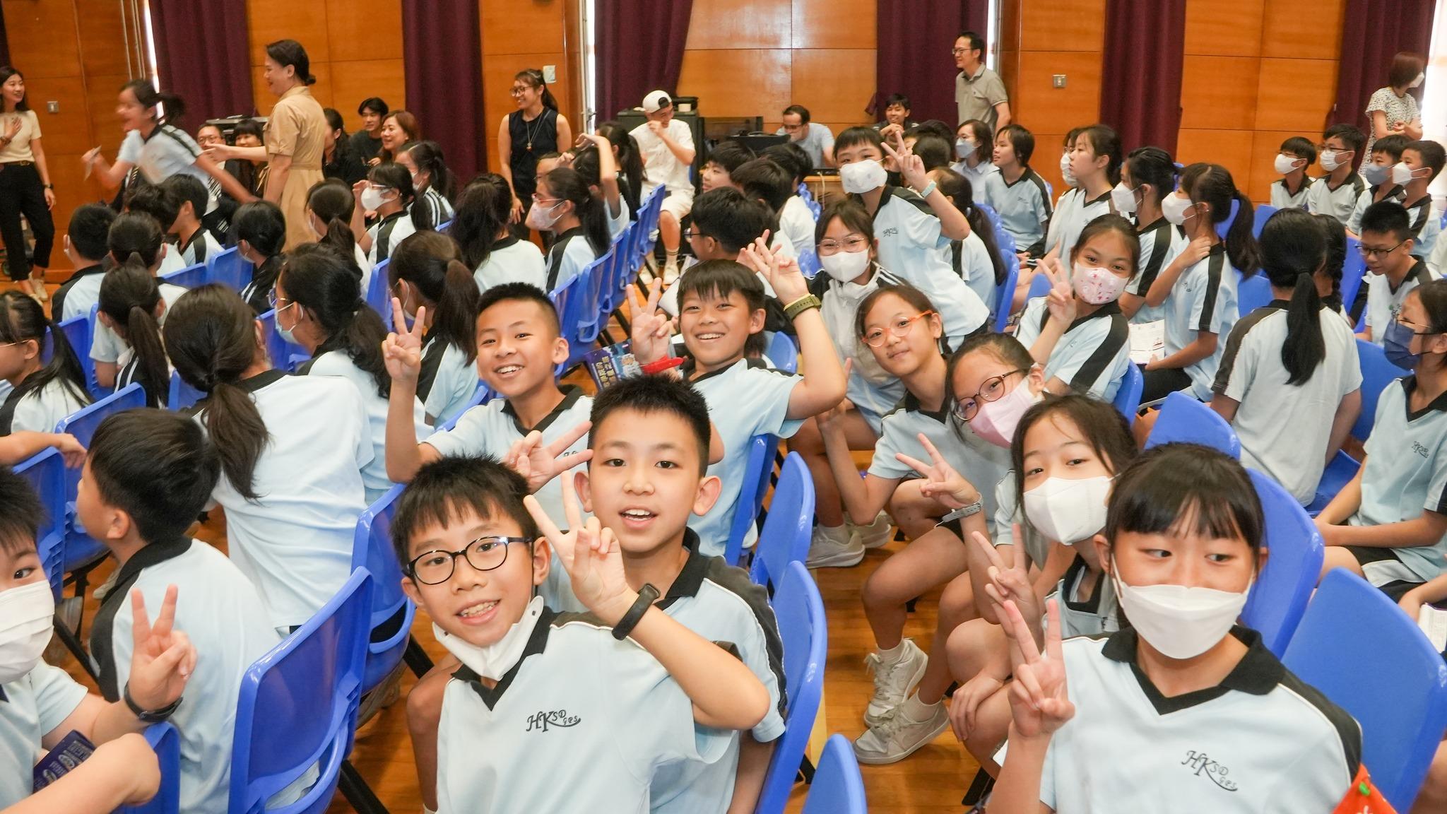 律政司司長林定國到香港南區官立小學,與逾百名小一至小三學生欣賞兩套推廣法治的話劇。(林定國FB)