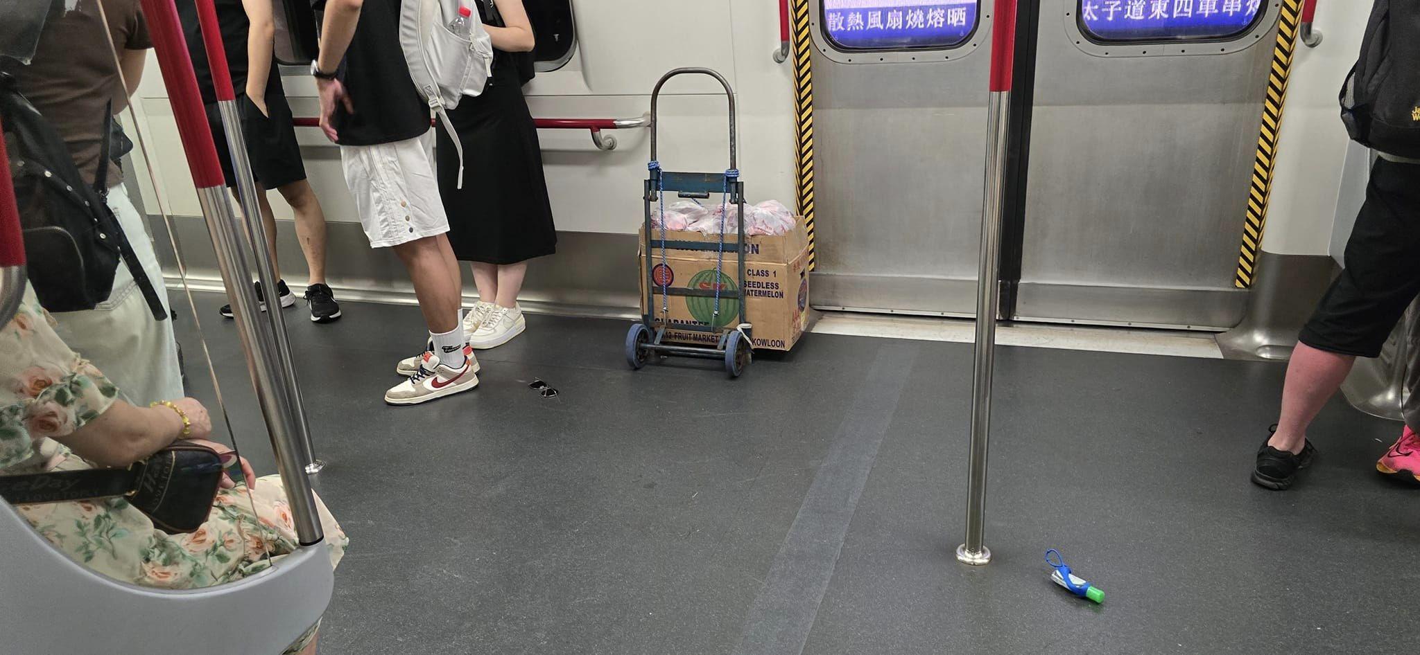 有網民6月29日在Facebook群組「香港突發事故報料區」上載4張在港鐵車廂內拍攝的照片,可見車廂地下散遍雜物。