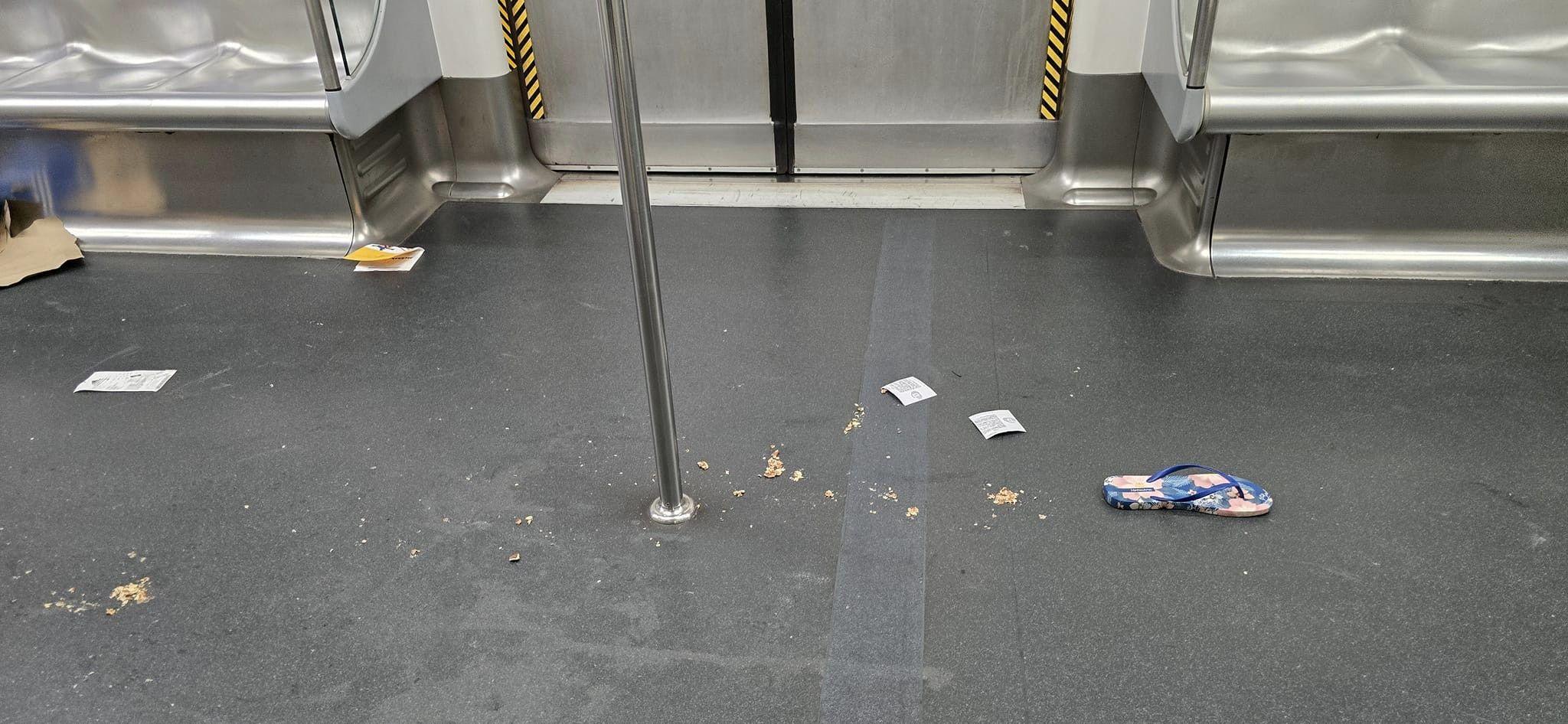 有網民6月29日在Facebook群組「香港突發事故報料區」上載4張在港鐵車廂內拍攝的照片,可見車廂地下散遍雜物。