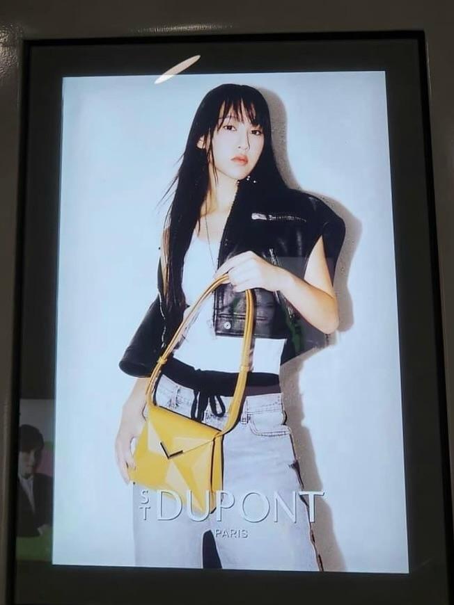 炎明熹的廣告佔領整個港鐵站。