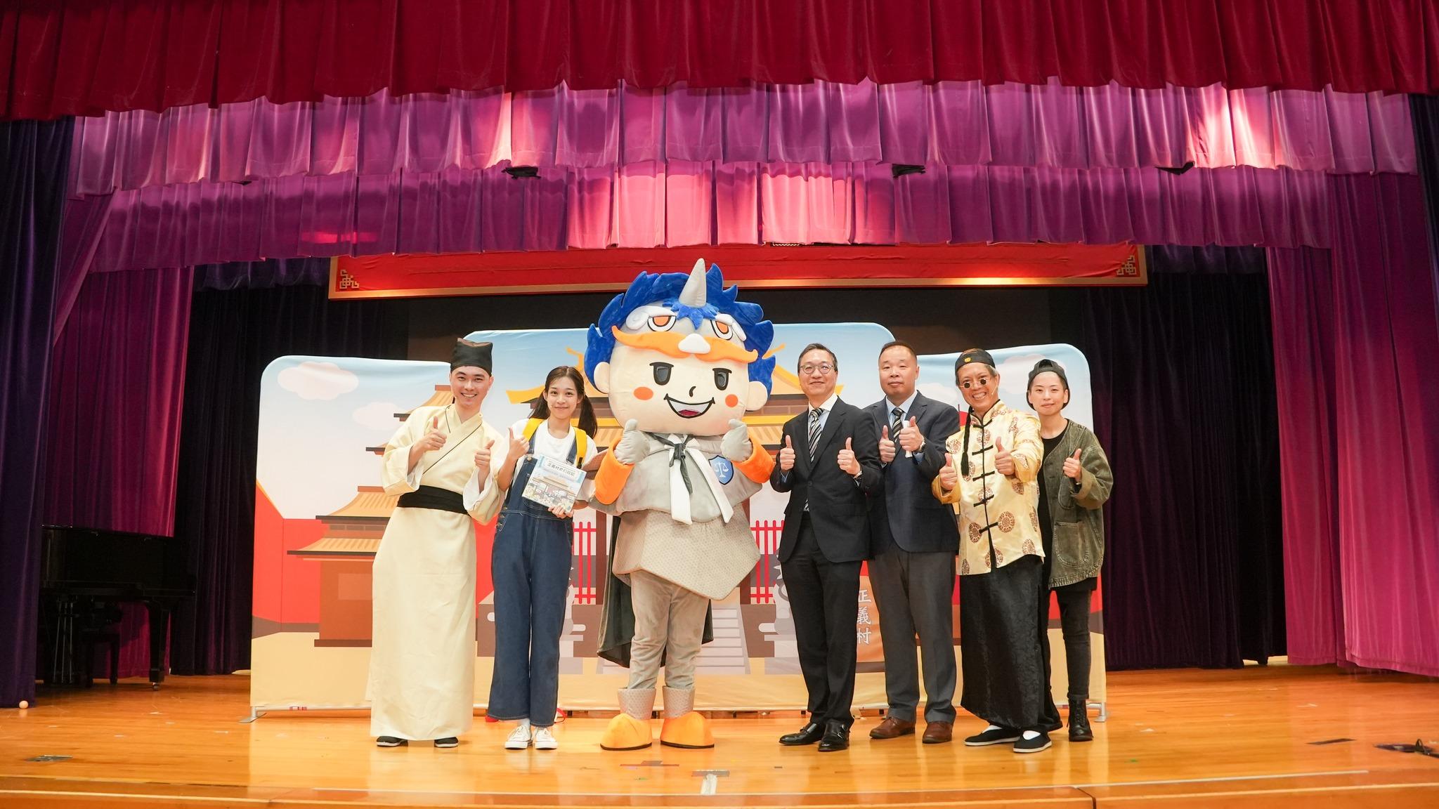 律政司司長林定國到香港南區官立小學,與逾百名小一至小三學生欣賞兩套推廣法治的話劇。(林定國FB)
