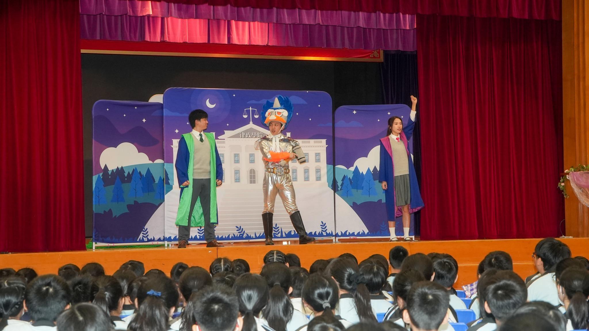 律政司司長林定國到香港南區官立小學,與逾百名小一至小三學生欣賞兩套推廣法治的話劇。(林定國FB)