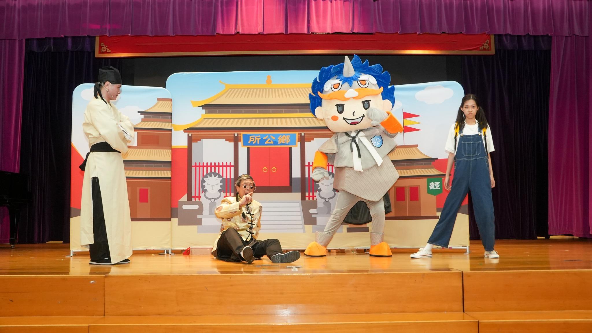 律政司司長林定國到香港南區官立小學,與逾百名小一至小三學生欣賞兩套推廣法治的話劇。(林定國FB)