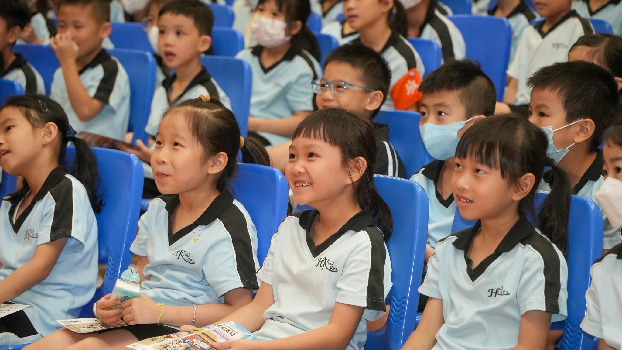 律政司司長林定國到香港南區官立小學,與逾百名小一至小三學生欣賞兩套推廣法治的話劇。(林定國FB)