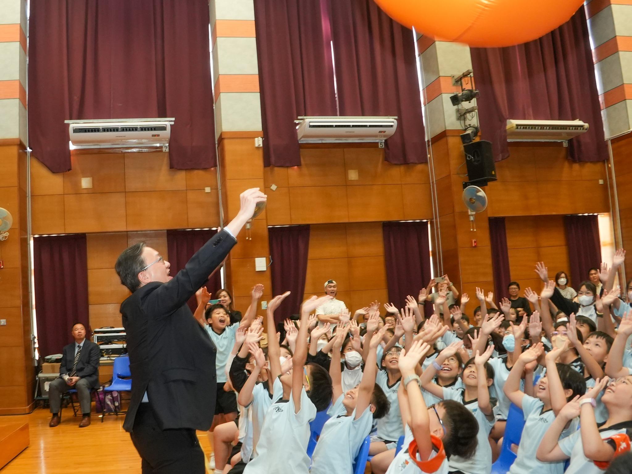 律政司司長林定國到香港南區官立小學,與逾百名小一至小三學生欣賞兩套推廣法治的話劇。(林定國FB)