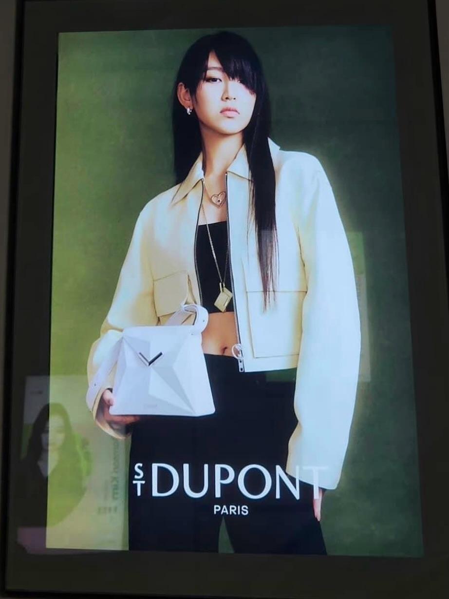 炎明熹的廣告佔領整個港鐵站。