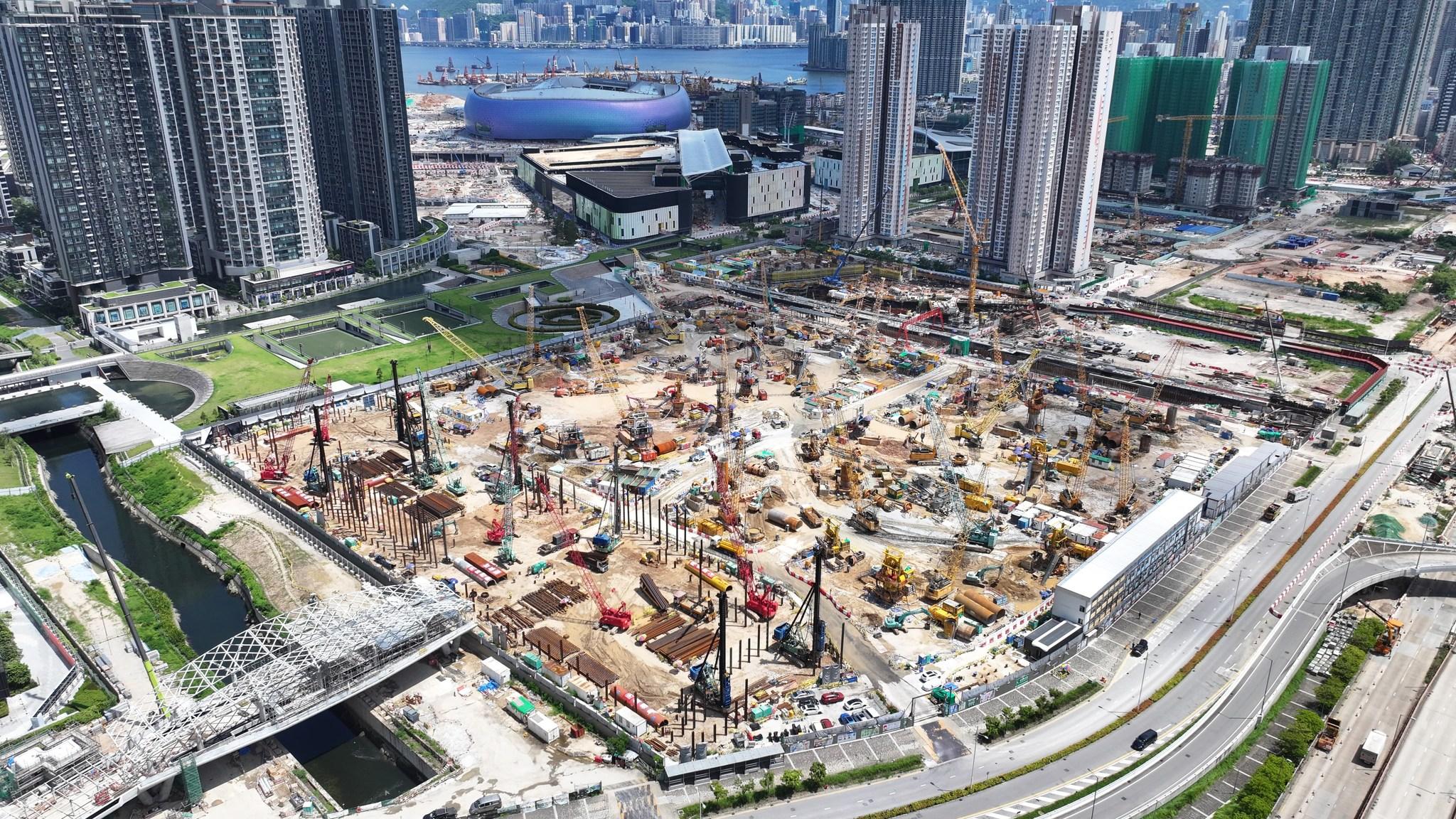 何永賢周一視察啟德簡約公屋地盤期間,她所穿的安全鞋突然「半甩底」。(何永賢fb圖)