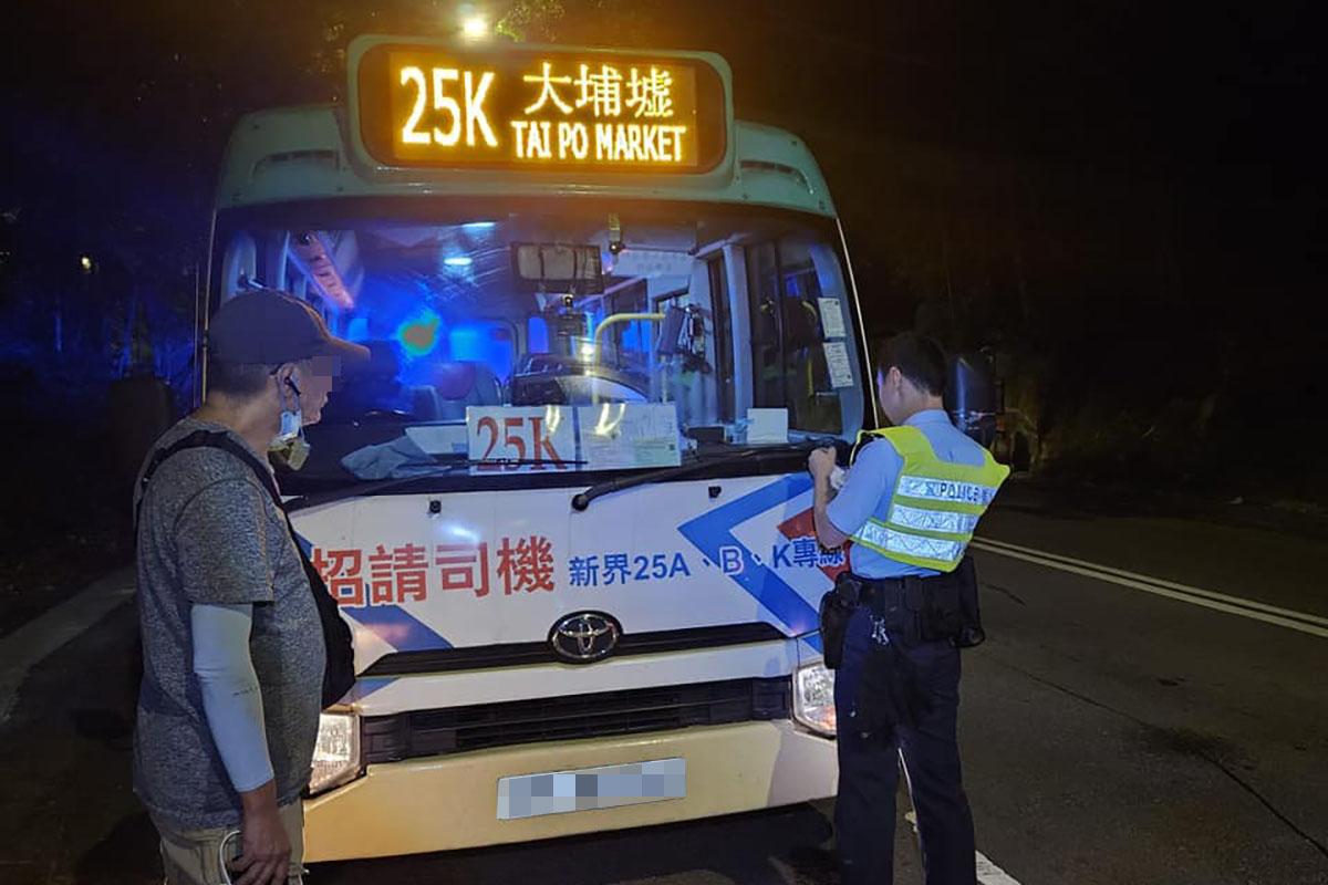 專綫小巴司機事後在場接受調查。(「毛守救援」FB專頁)