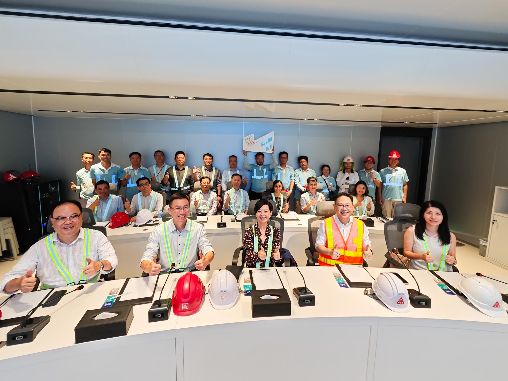 何永賢周一視察啟德簡約公屋地盤期間,她所穿的安全鞋突然「半甩底」。(何永賢fb圖)