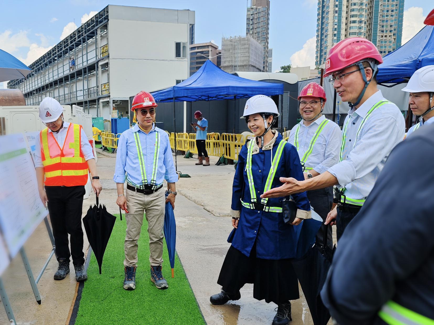 何永賢周一視察啟德簡約公屋地盤期間,她所穿的安全鞋突然「半甩底」。(何永賢fb圖)