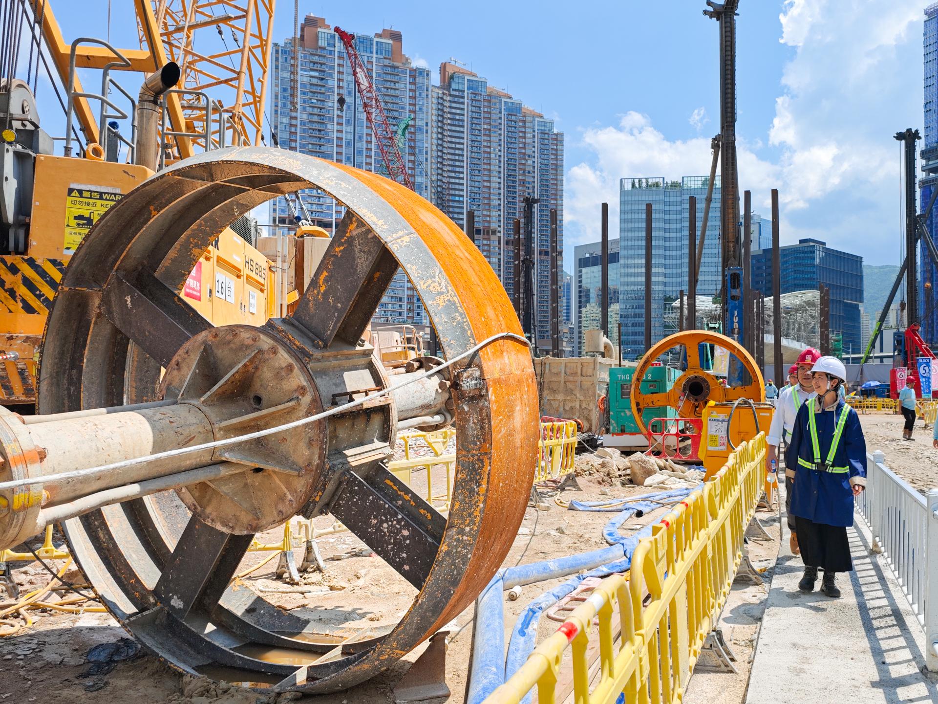 何永賢周一視察啟德簡約公屋地盤期間,她所穿的安全鞋突然「半甩底」。(何永賢fb圖)