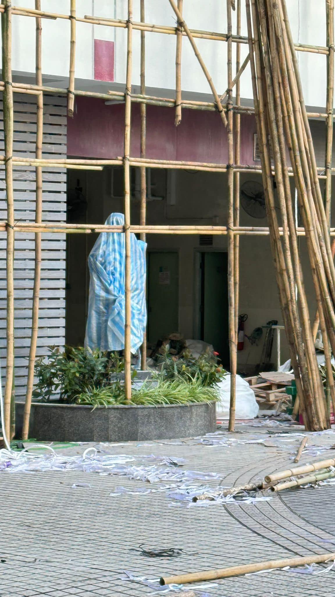 玫瑰崗舊生會原定於周日(7月14日)在母校禮堂舉行告別儀式,惟惟母校指近數周幾已開始在校舍各處進行不同的裝修工程,校監關注活動的風險和安全管理,包括提供購買保險證明,舊生會因未能夠在短時間做到所有要求,故最終宣布取消活動。(玫瑰崗舊生會FB)