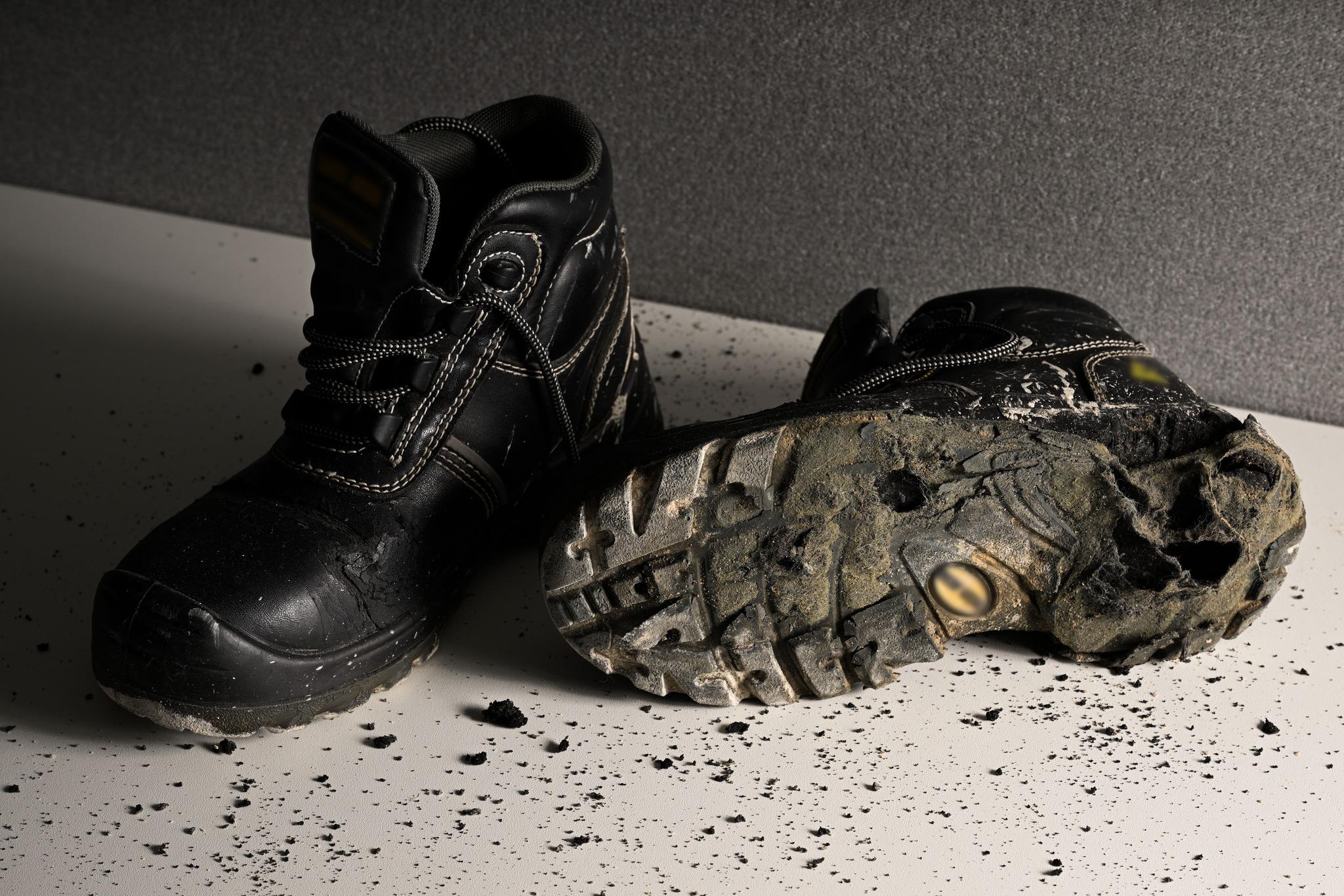 宣布「退休」的安全鞋。(何永賢fb圖)