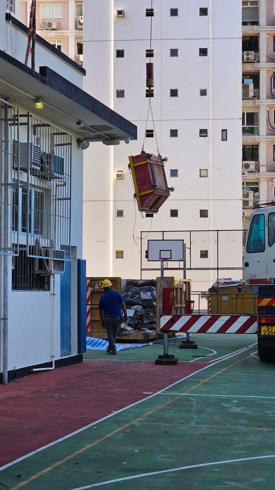 玫瑰崗舊生會原定於周日(7月14日)在母校禮堂舉行告別儀式,惟惟母校指近數周幾已開始在校舍各處進行不同的裝修工程,校監關注活動的風險和安全管理,包括提供購買保險證明,舊生會因未能夠在短時間做到所有要求,故最終宣布取消活動。(玫瑰崗舊生會FB)