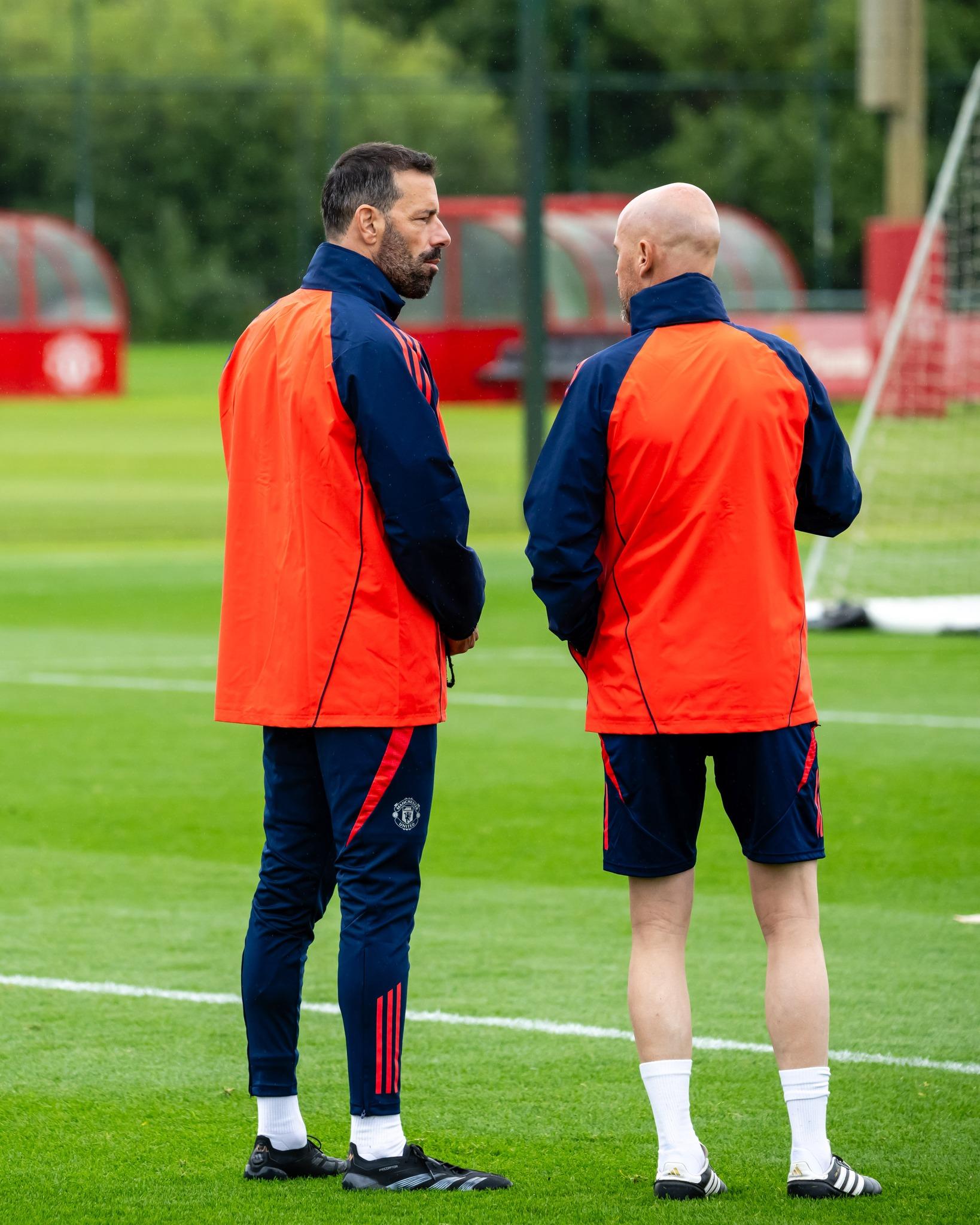 曼聯名宿射手雲尼斯達萊(Ruud van Nistelrooy)與荷甲伊高斯的主帥夏基(Rene Hake)一同加入曼聯的教練團。(曼聯圖片)