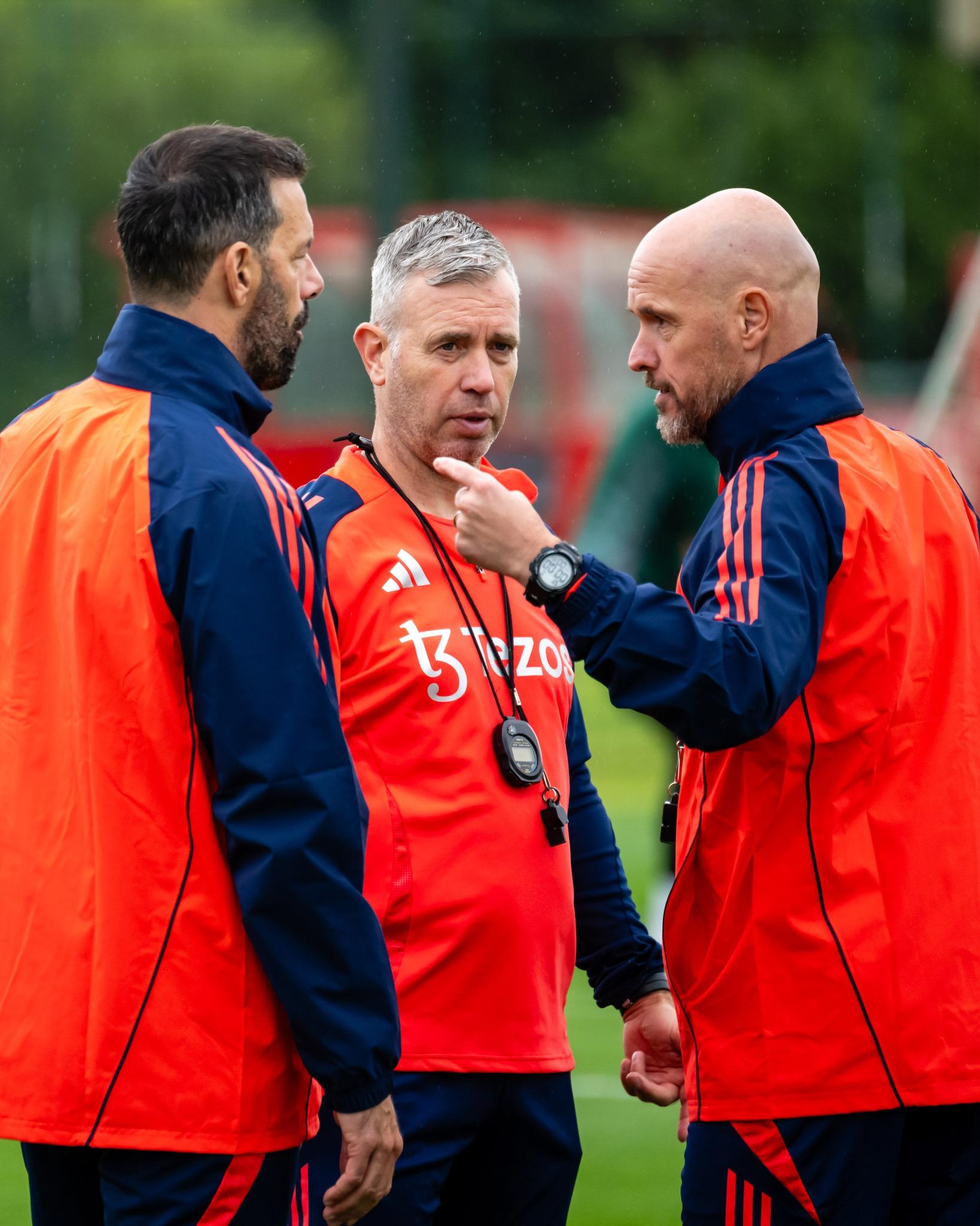 曼聯名宿射手雲尼斯達萊(Ruud van Nistelrooy)與荷甲伊高斯的主帥夏基(Rene Hake)一同加入曼聯的教練團。(曼聯圖片)