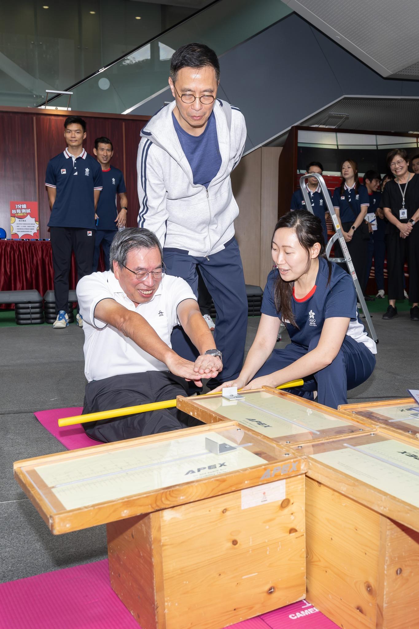 立法會主席梁君彥親身上陣試做坐地前伸