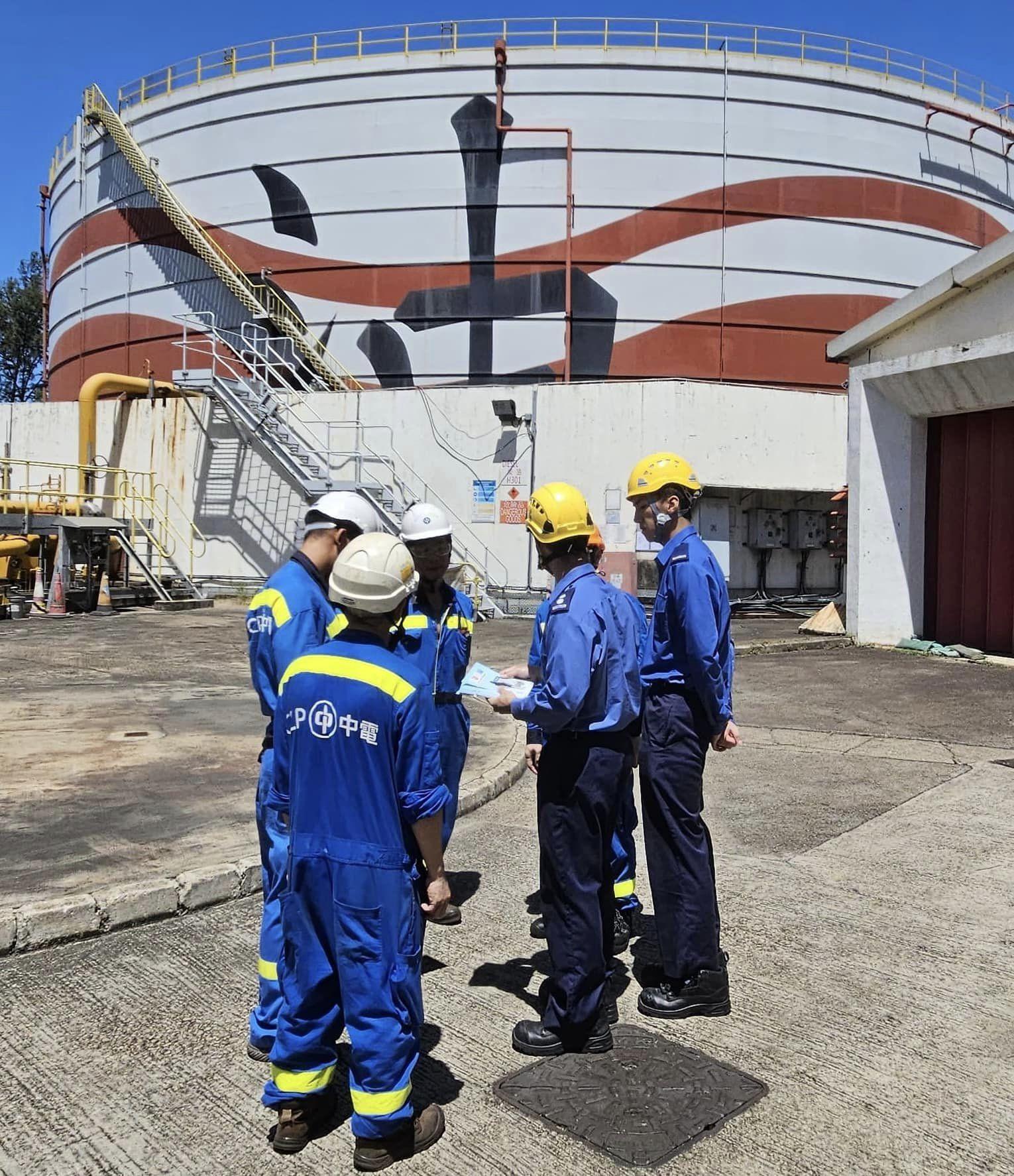 消防處巡查危險品貯存所 向業界提供切實改善建議 (@FB香港消防處 Hong Kong Fire Services Department 圖片)
