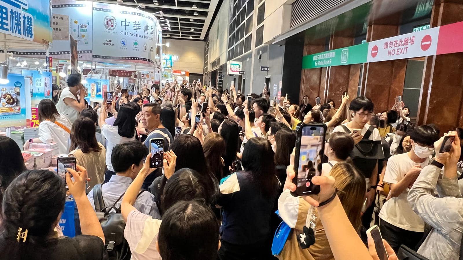 蔡一傑到攤檔宣傳,吸引勁多人圍觀拍照。(網上圖片)