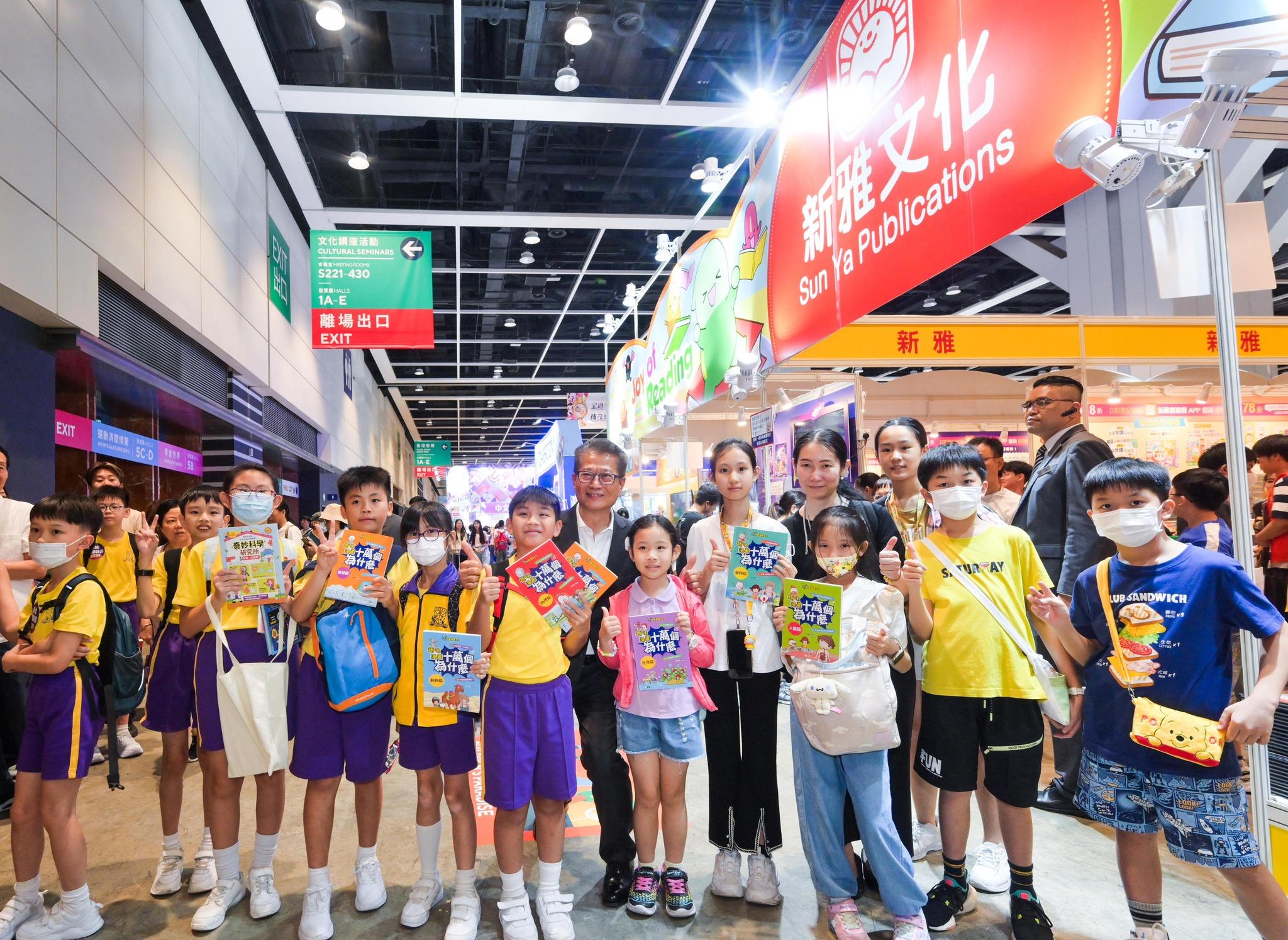 Ray Online|陳茂波現身書展 買《十萬個為什麼》送小朋友 (@FB陳茂波 Paul M.P. Chan圖片)