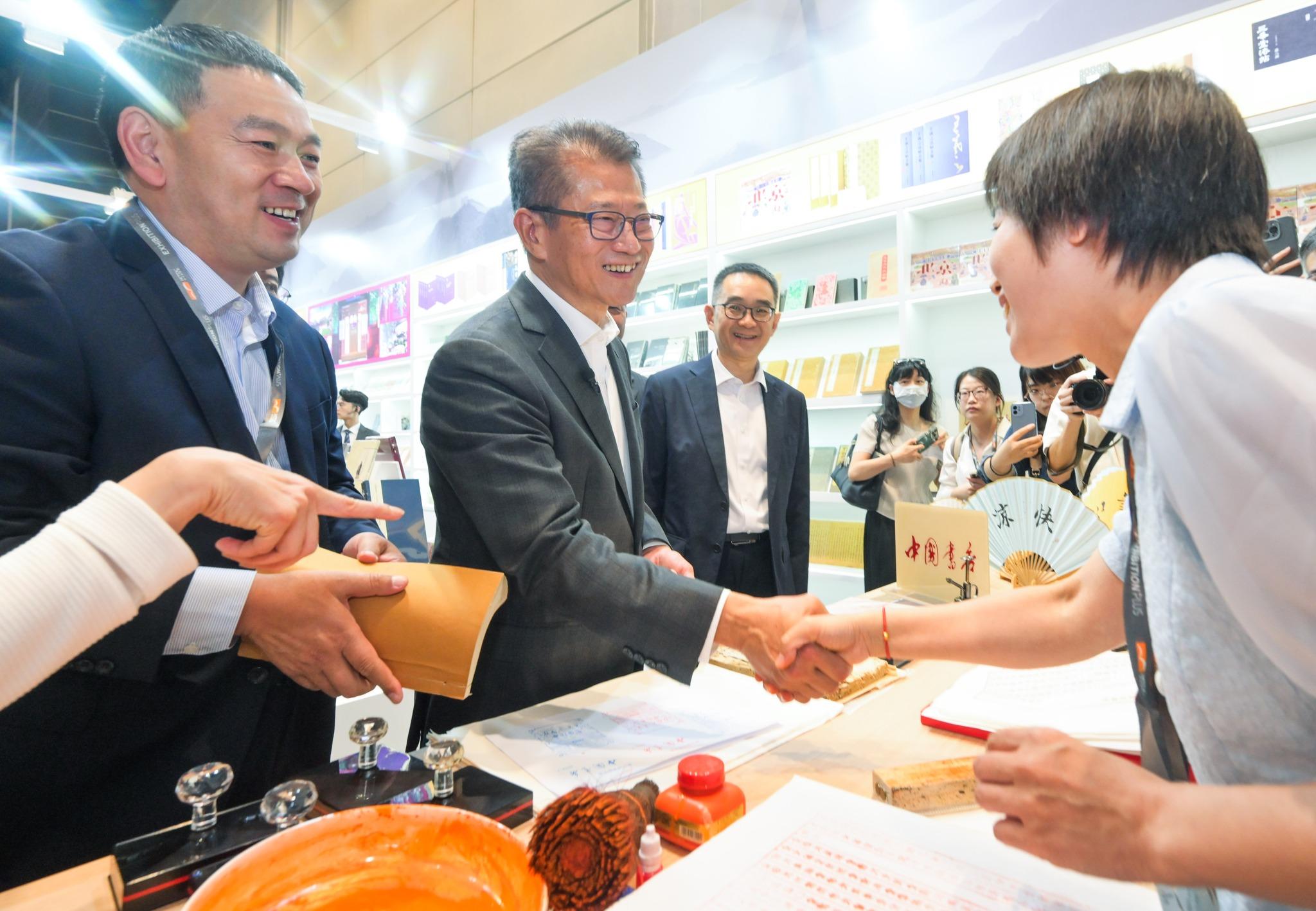 Ray Online|陳茂波現身書展 買《十萬個為什麼》送小朋友 (@FB陳茂波 Paul M.P. Chan圖片)