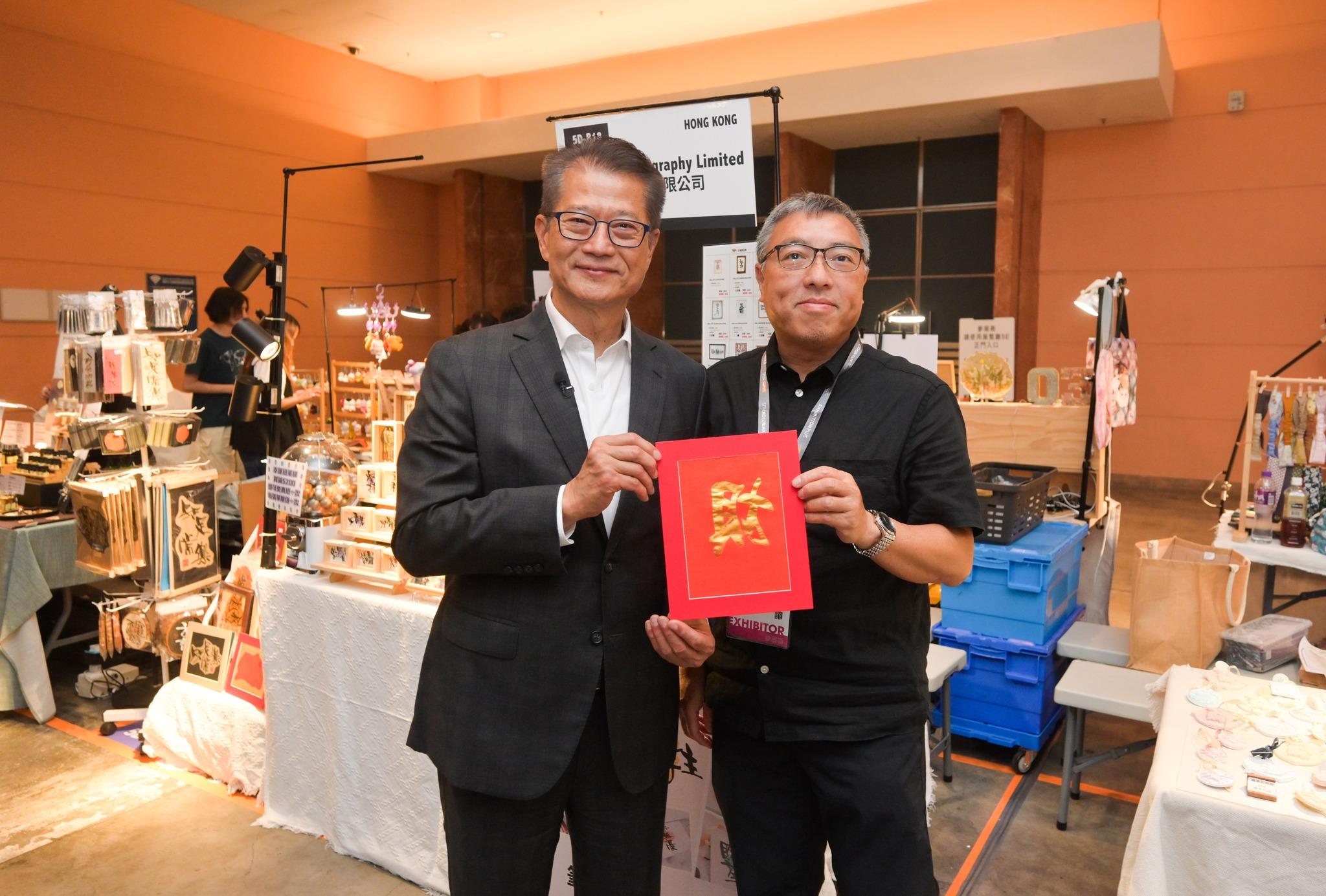 Ray Online|陳茂波現身書展 買《十萬個為什麼》送小朋友 (@FB陳茂波 Paul M.P. Chan圖片)