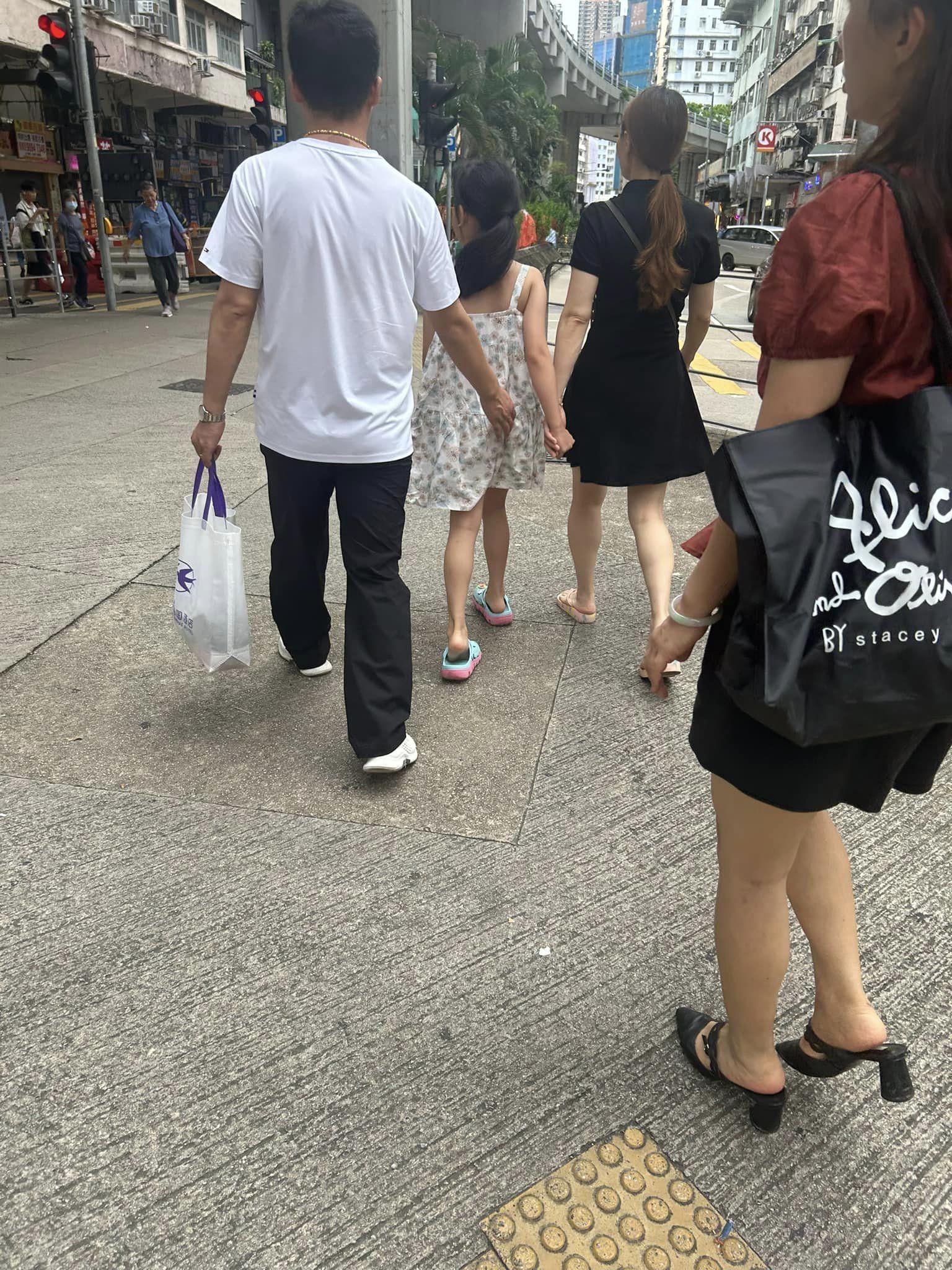 網民拍下男子疑似摸女童臀部的一幕。(網民Yaya Ai)