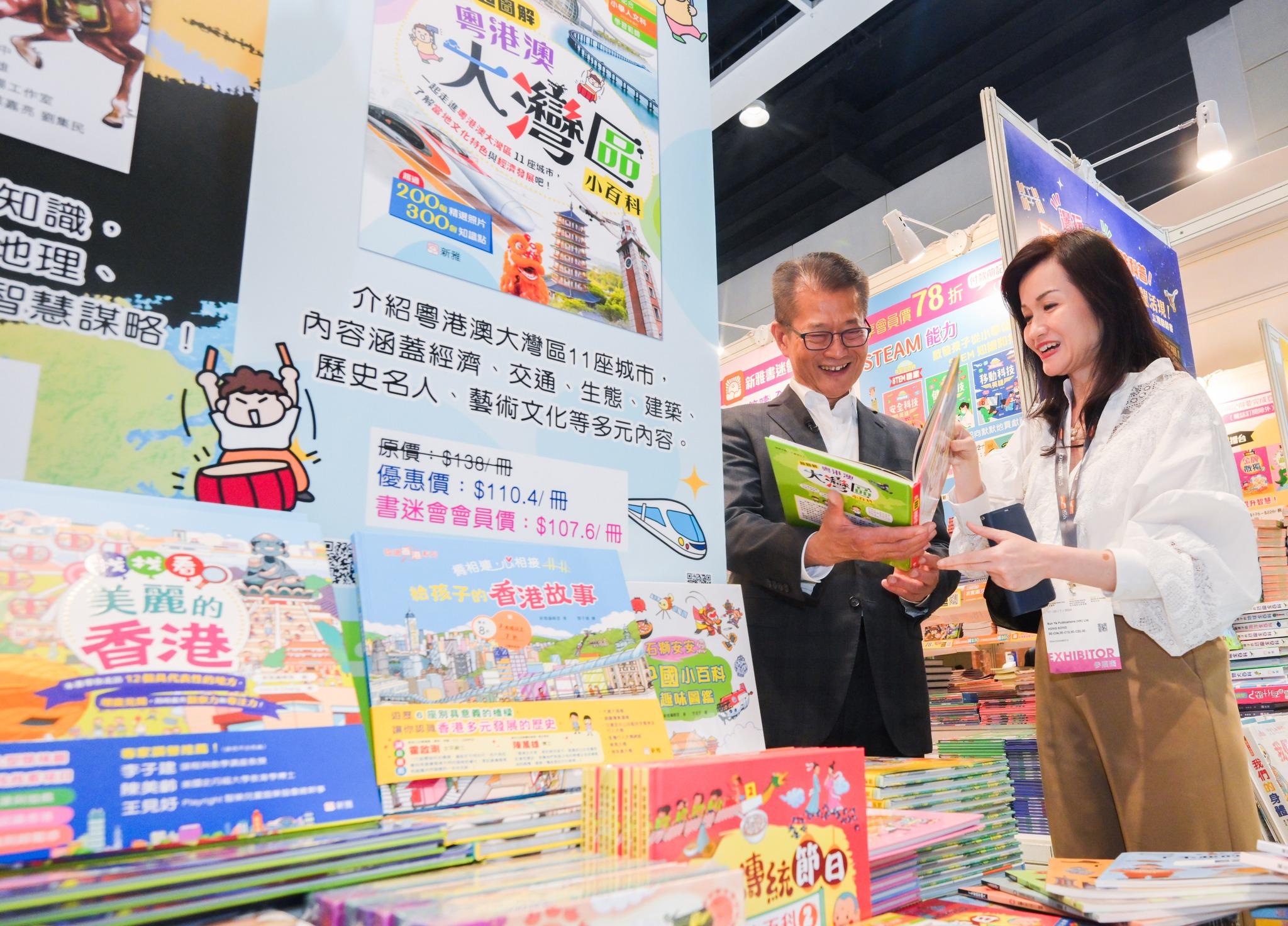 Ray Online|陳茂波現身書展 買《十萬個為什麼》送小朋友 (@FB陳茂波 Paul M.P. Chan圖片)