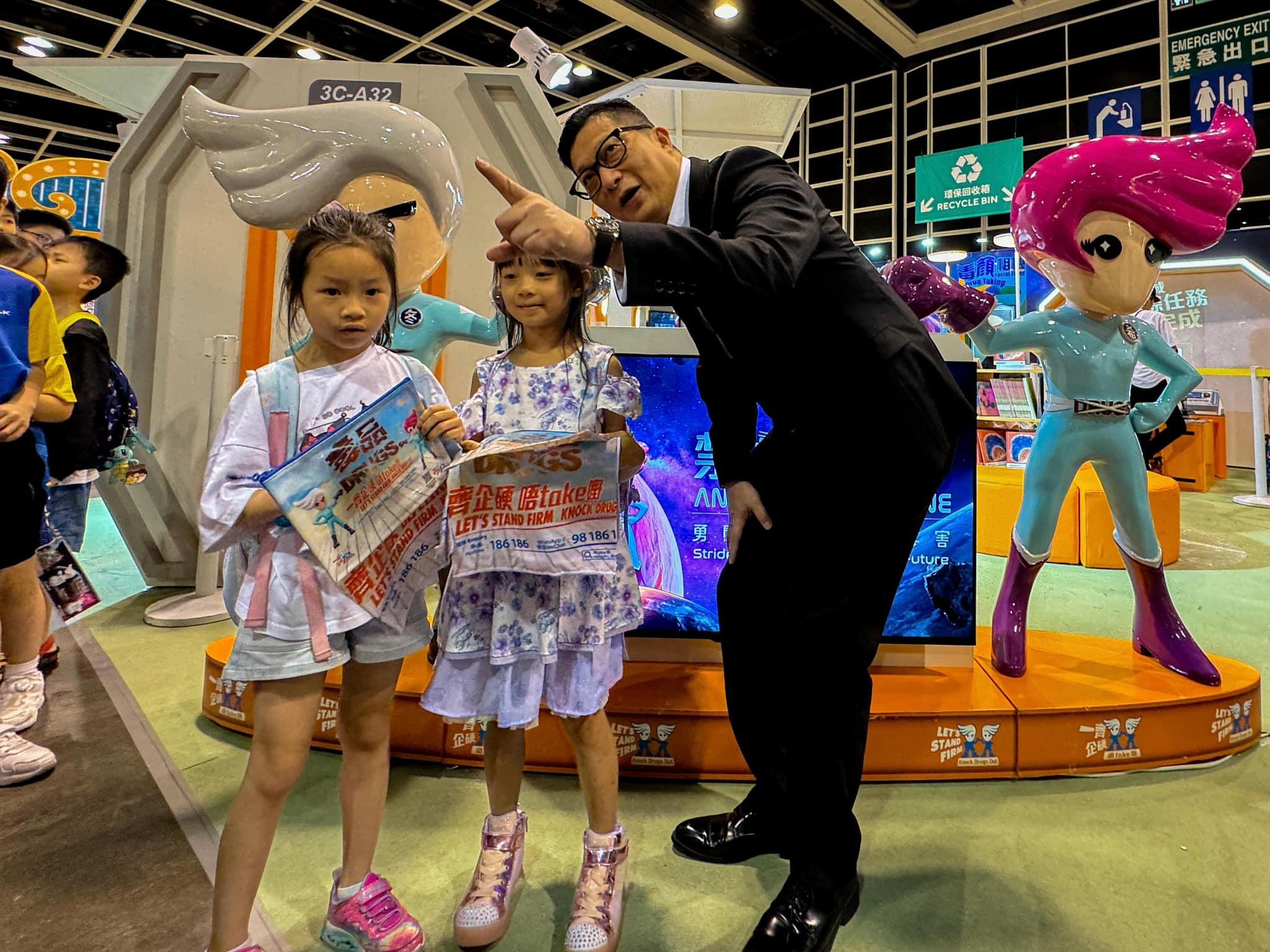 鄧炳強逛書展。(鄧炳強FB)