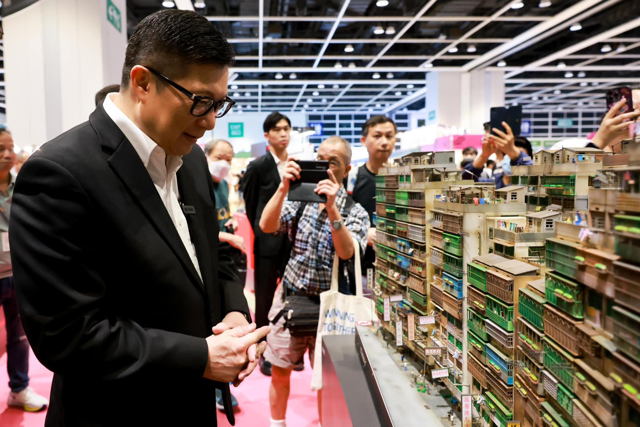 鄧炳強逛書展。(鄧炳強FB)