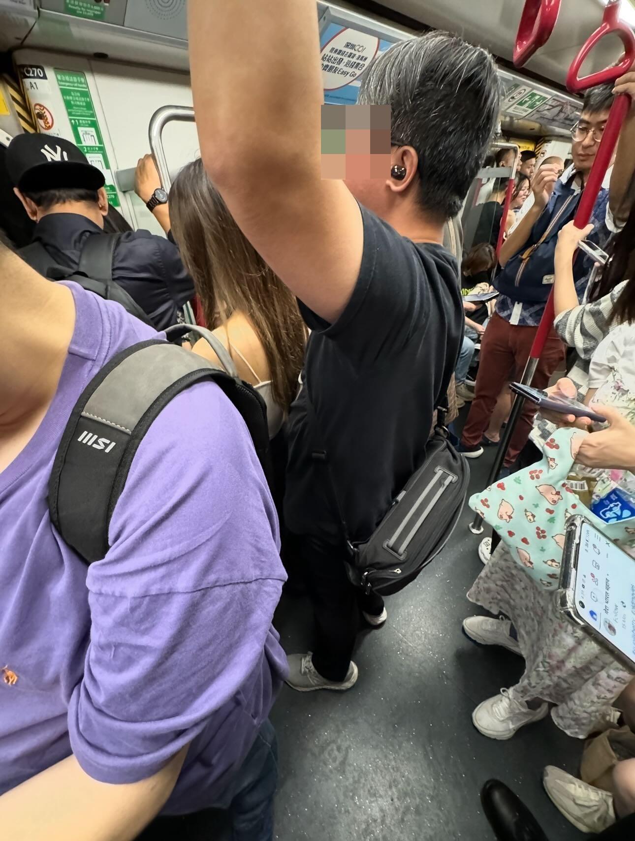 社交平台Threads一名女網民發帖文及照片,可見一名穿黑衫、佩戴黑色耳機的四眼男子,於列車內緊貼一名穿吊帶衫的長髮女子後方。(Threads)