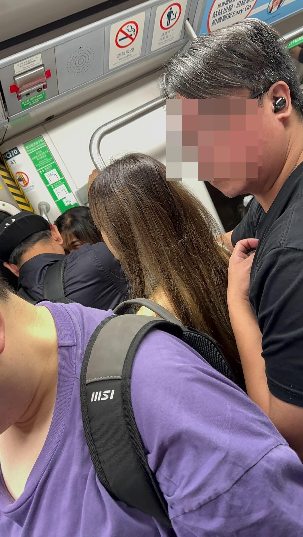 社交平台Threads一名女網民發帖文及照片,可見一名穿黑衫、佩戴黑色耳機的四眼男子,於列車內緊貼一名穿吊帶衫的長髮女子後方。(Threads)