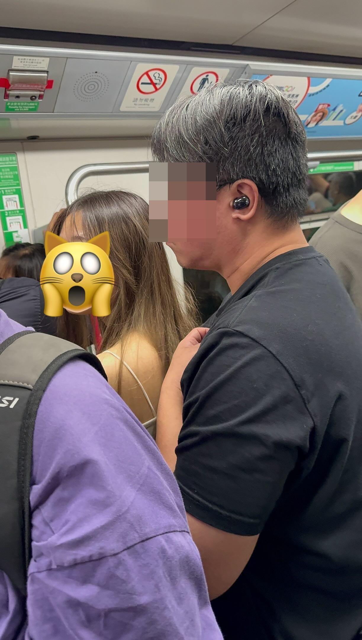 社交平台Threads一名女網民發帖文及照片,可見一名穿黑衫、佩戴黑色耳機的四眼男子,於列車內緊貼一名穿吊帶衫的長髮女子後方。(Threads)