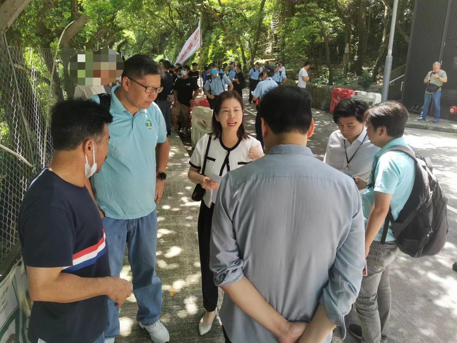 港島西半山寶珊道28號地盤項目,一批玻璃幕牆工人不滿被拖欠薪金(香港建造業總工會圖片)