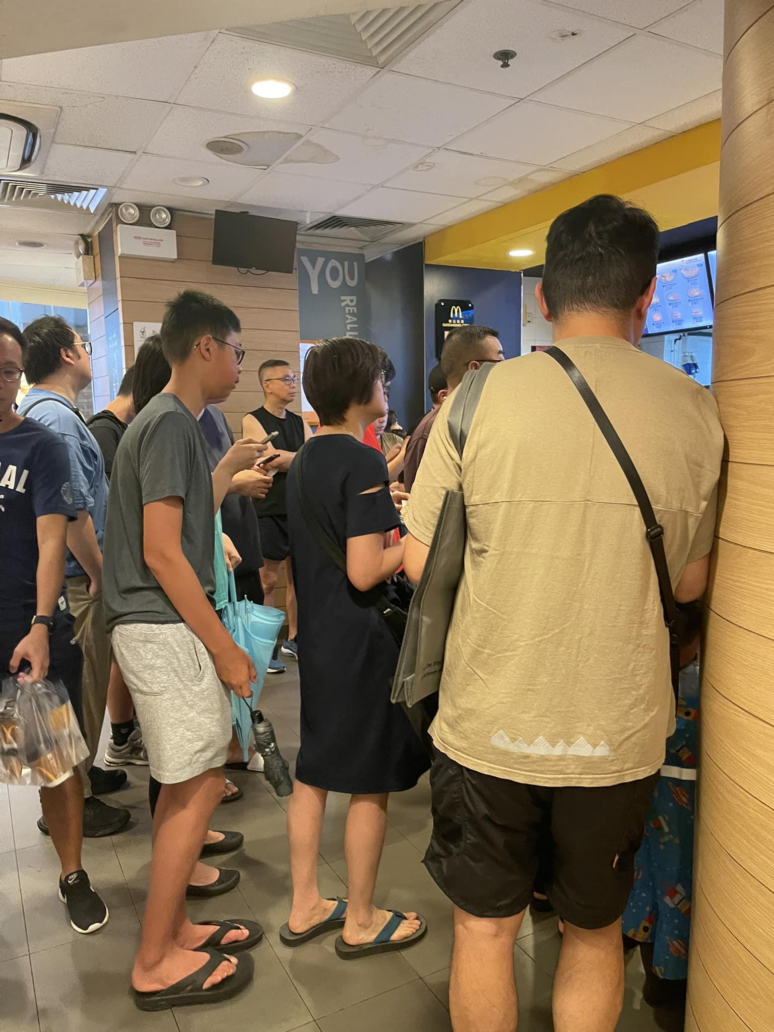 有網民在凌晨4時到麥當勞店搶購。(網上截圖)