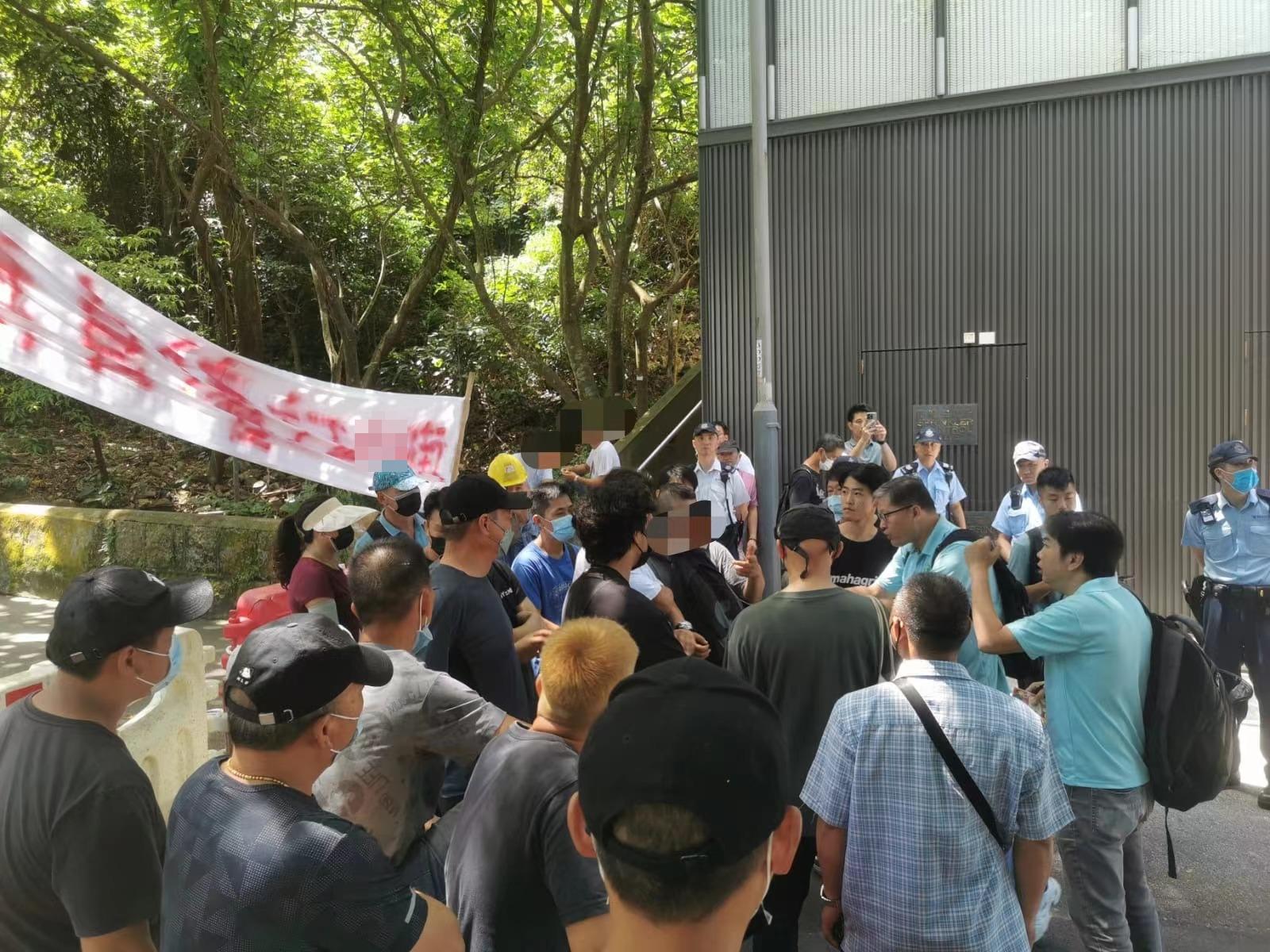 港島西半山寶珊道28號地盤項目,一批玻璃幕牆工人不滿被拖欠薪金(香港建造業總工會圖片)