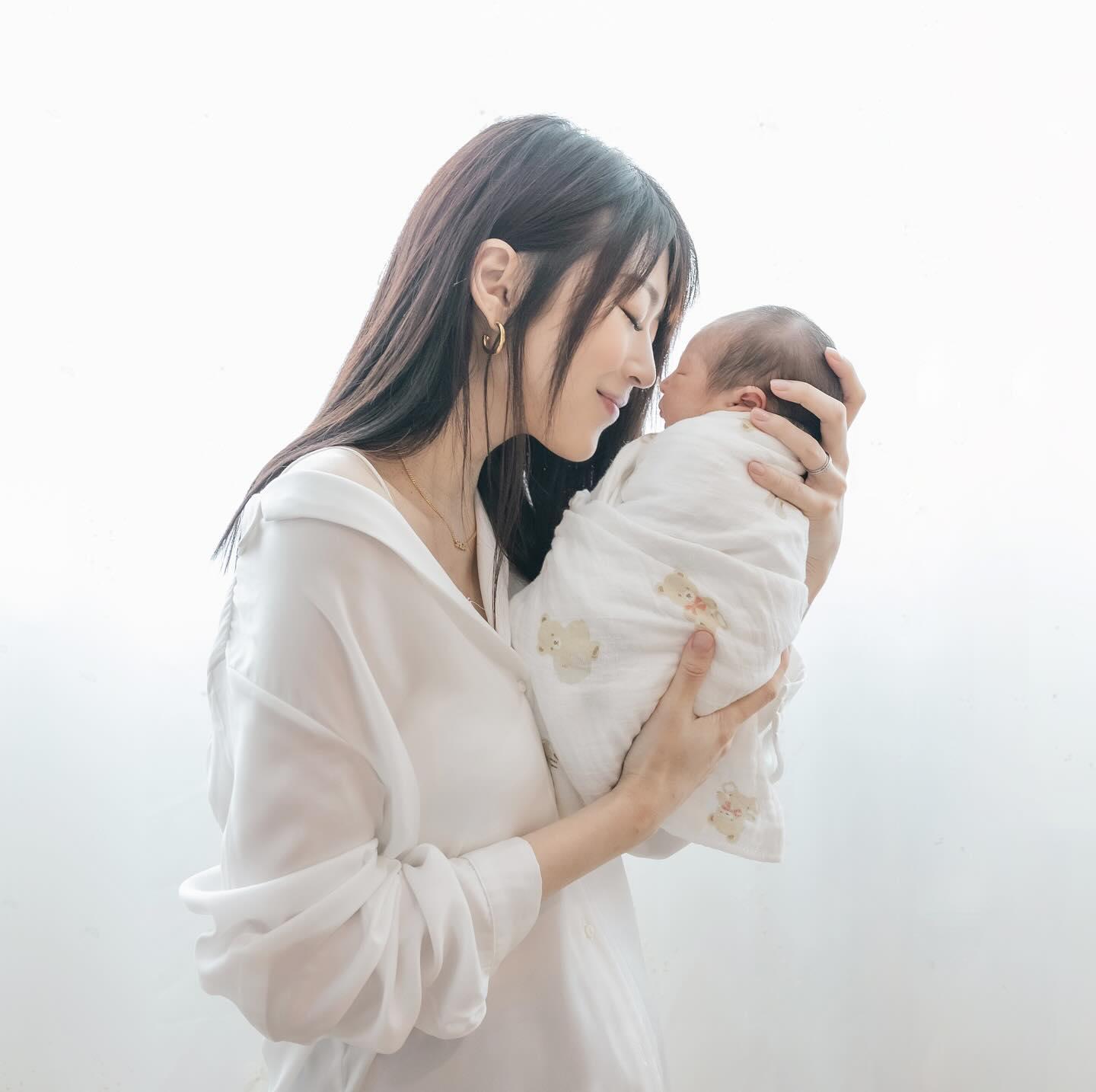 連詩雅已經成為媽媽了。